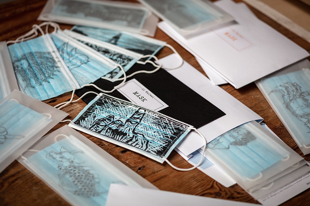 Des masques faciaux créés par l’artiste chinois Ai Weiwei, dont les illustrations symbolisent des thèmes comme la répression (menottes) ou l’esprit de résistance (un certain doigt levé)… Ces masques sont en vente sur le site eBay for Charity. Les bénéfices aideront à financer le travail de trois ONG : HRW, MSF et Refugees International. 