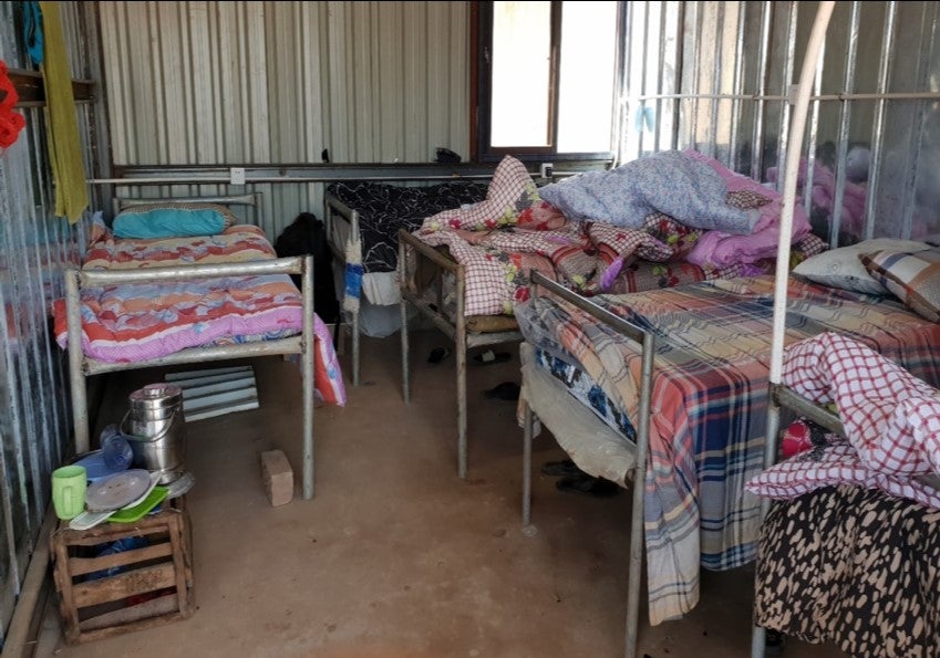 Des dortoirs surpeuplés pour les travailleurs confinés dans une mine de cuivre/cobalt en RD Congo pendant la pandémie de Covid-19.