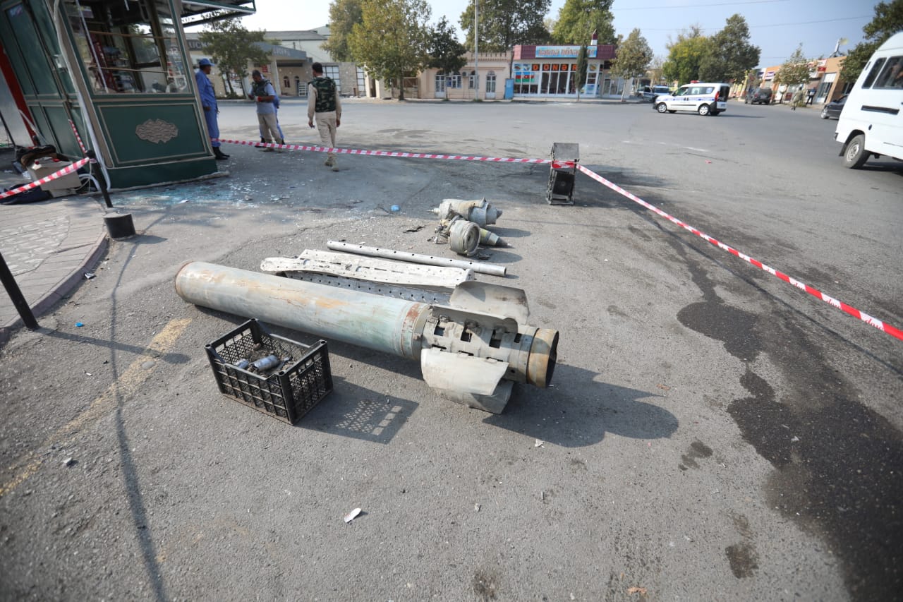 Фрагменты реактивных снарядов РСЗО «Смерч», которые использовались при ударе по Барде 28 октября, в том числе отработавший двигатель. В пластиковом ящике -   неразорвавшийся суббоеприпас 9Н235.