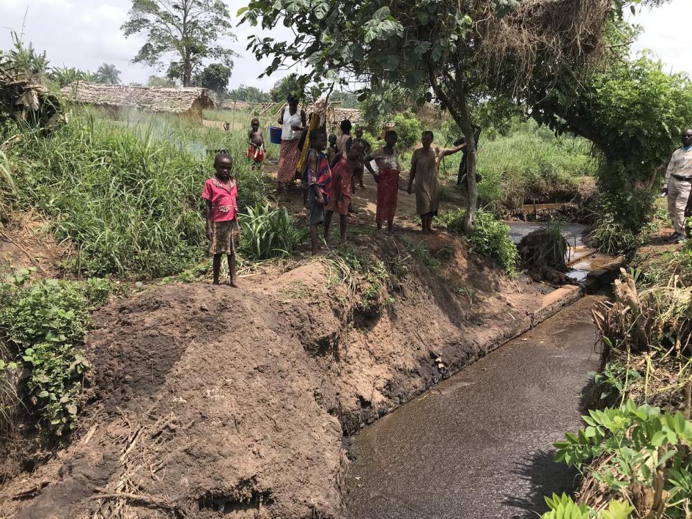 Residents of Mindonga settlement on the banks of the stream of effluents released by the PHC palm oil mill, a company supported by European public development banks. February 2, 2019, Yaligimba, Democratic Republic of the Congo.