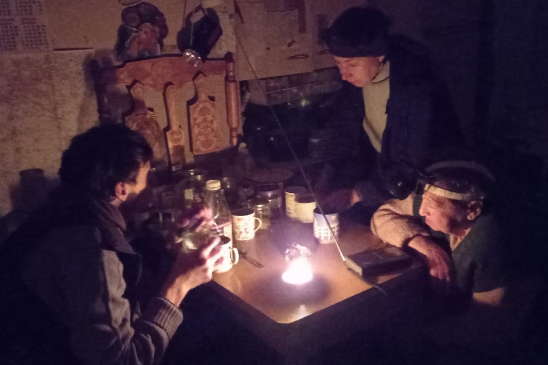 غانا كوتيلنيكوفا، وهي طبيبة تخدير، وعائلتها، تحاول التقاط إرسال موجات الراديو للحصول للاستعلام عن الوضع داخل المدينة، في 7 مارس/آذار 2022. 