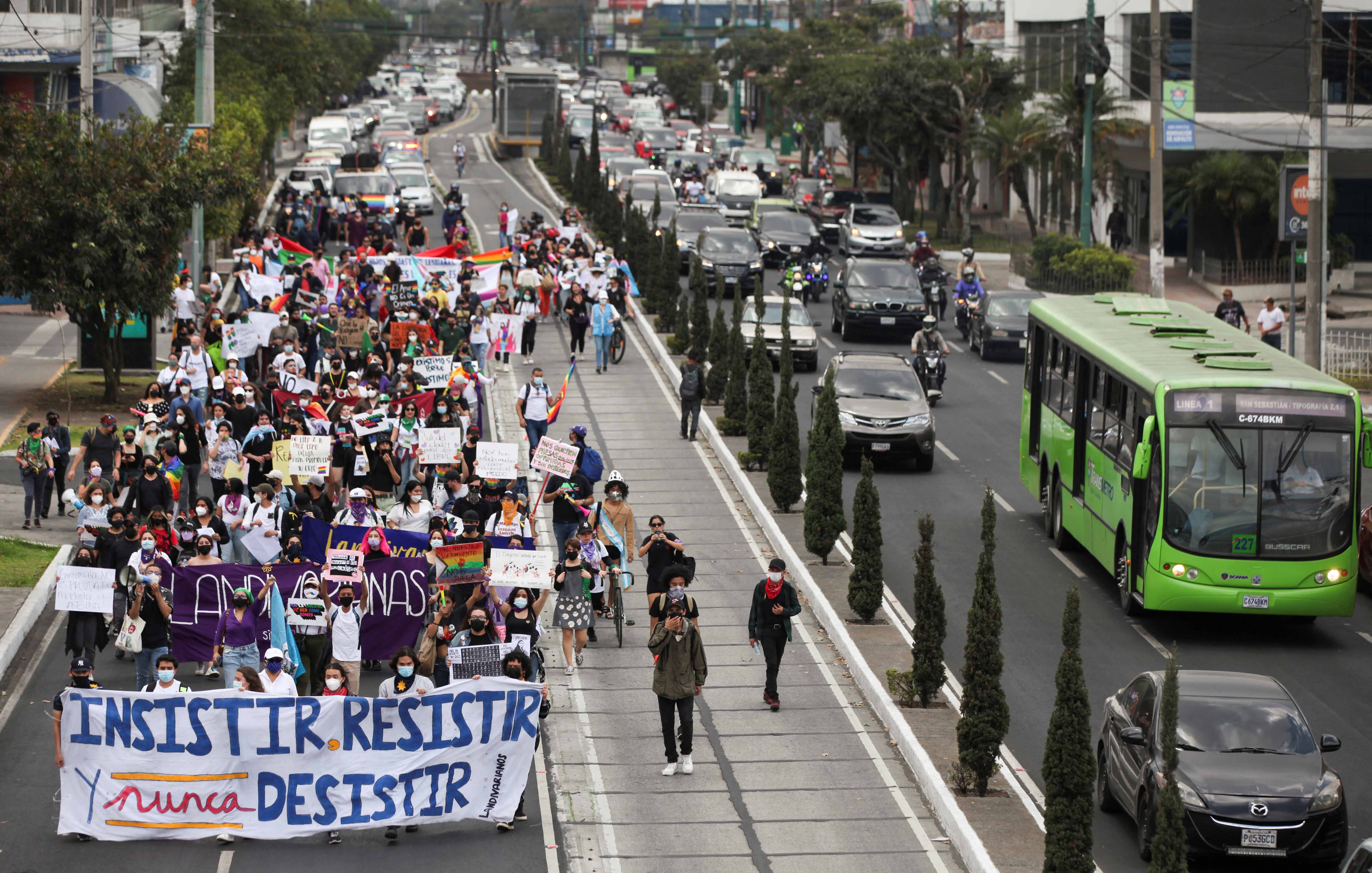 Guatemalans protest the “Life and Family” law with a banner that says “Insist, Resist, and Never Desist” in Guatemala City, Guatemala on March 12, 2022. © REUTERS/Sandra Sebastian