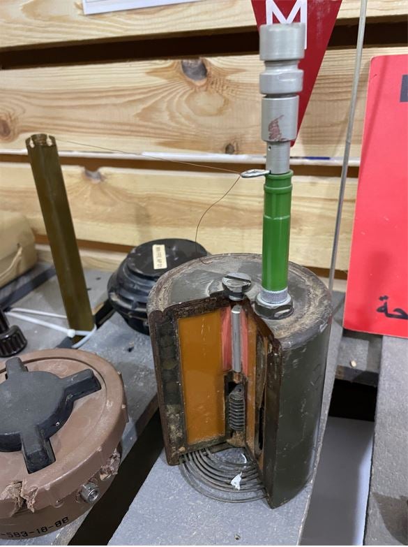 لغم شظوي وثّاب مضاد للأفراد "أو زي إم-72" (OZM-72) تم تعديله للعرض، في مقر "فري فيلدز"، طرابلس، ليبيا، مارس/آذار 2022.