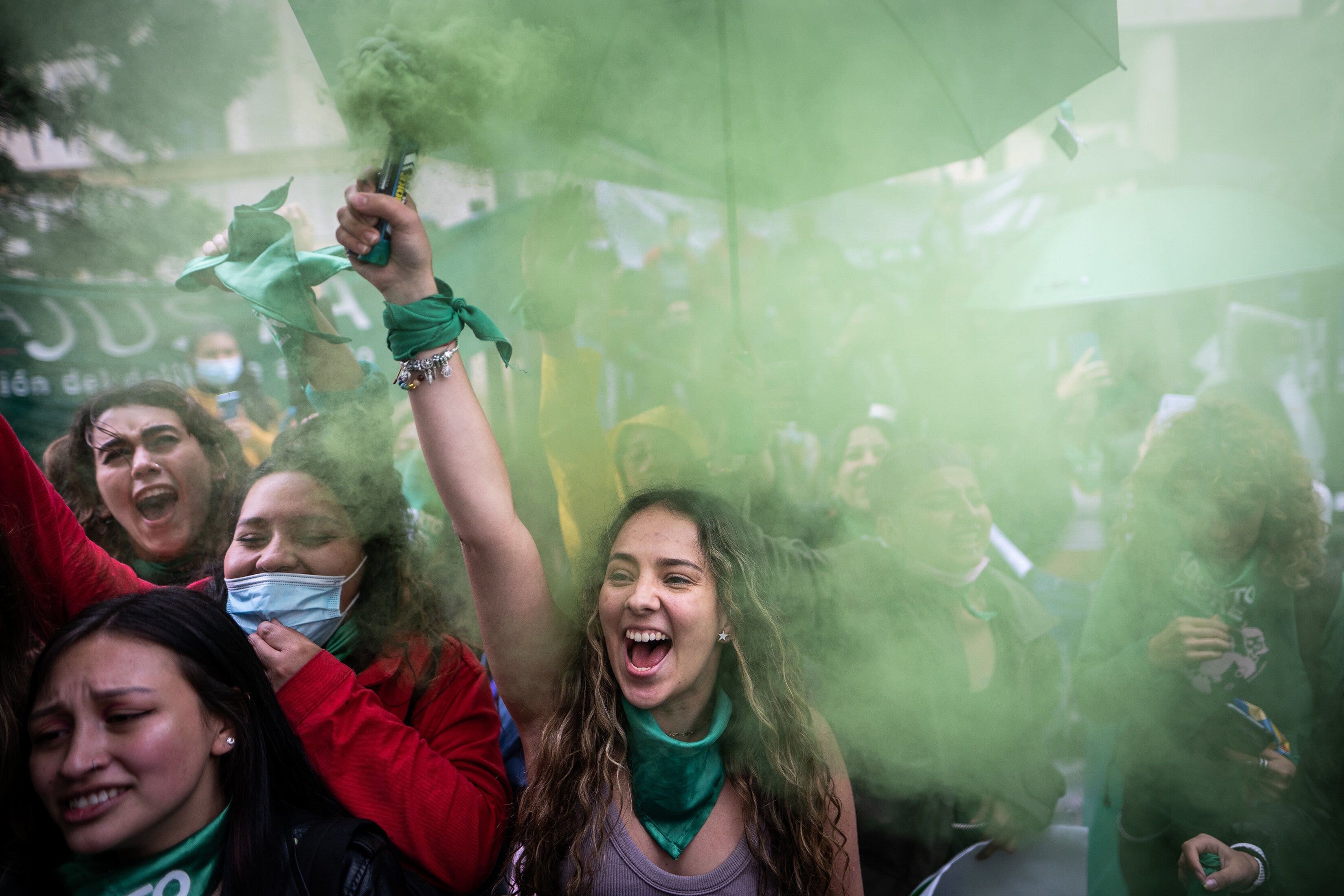 Ces jeunes femmes colombiennes exprimaient leur joie à Bogotá, le 21 février 2022, après la décision de la Cour constitutionnelle en faveur de la dépénalisation de l'avortement en toutes circonstances jusqu'à la 2ème semaine de grossesse. 