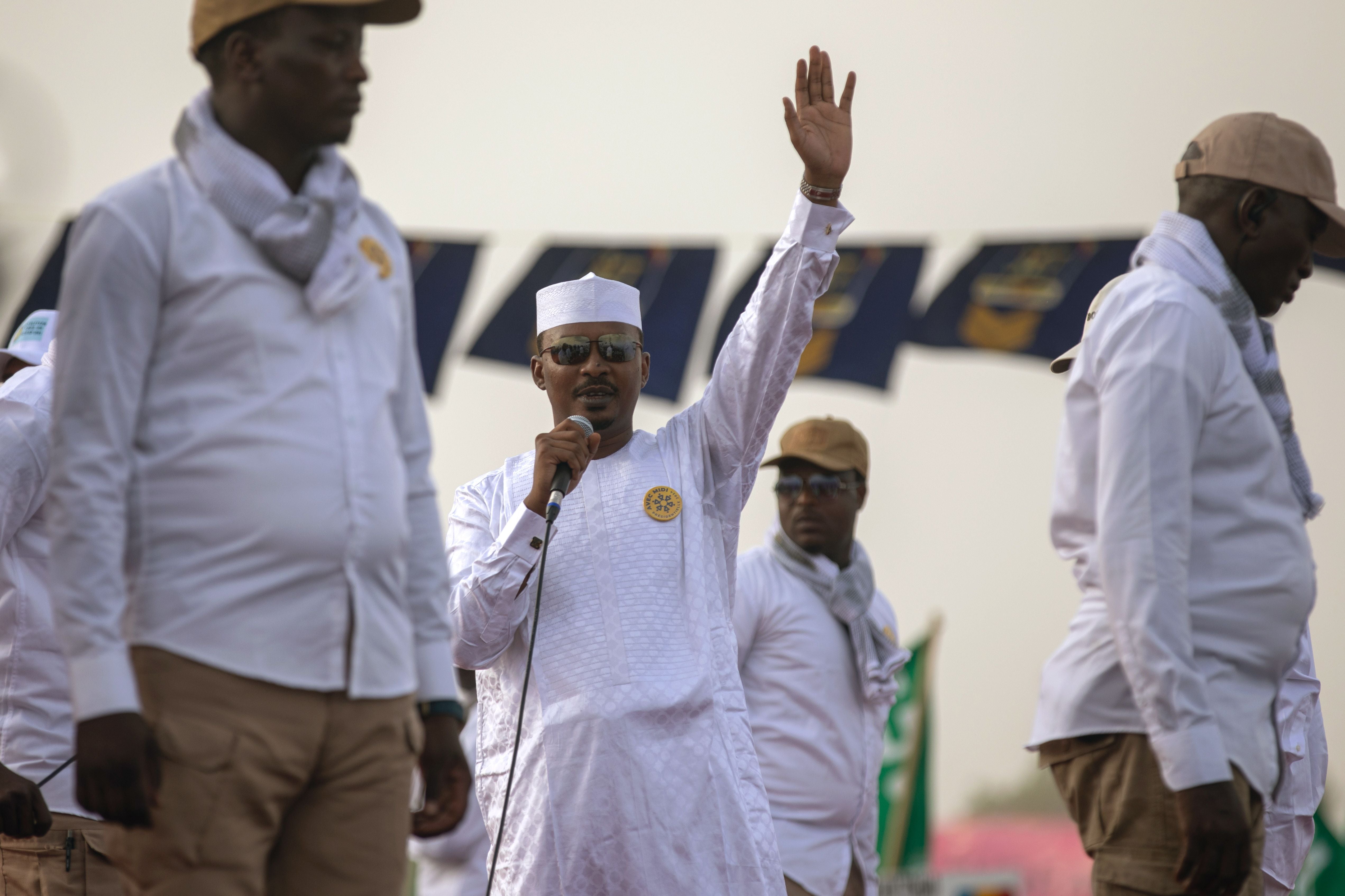 Deby waiving at the crowd