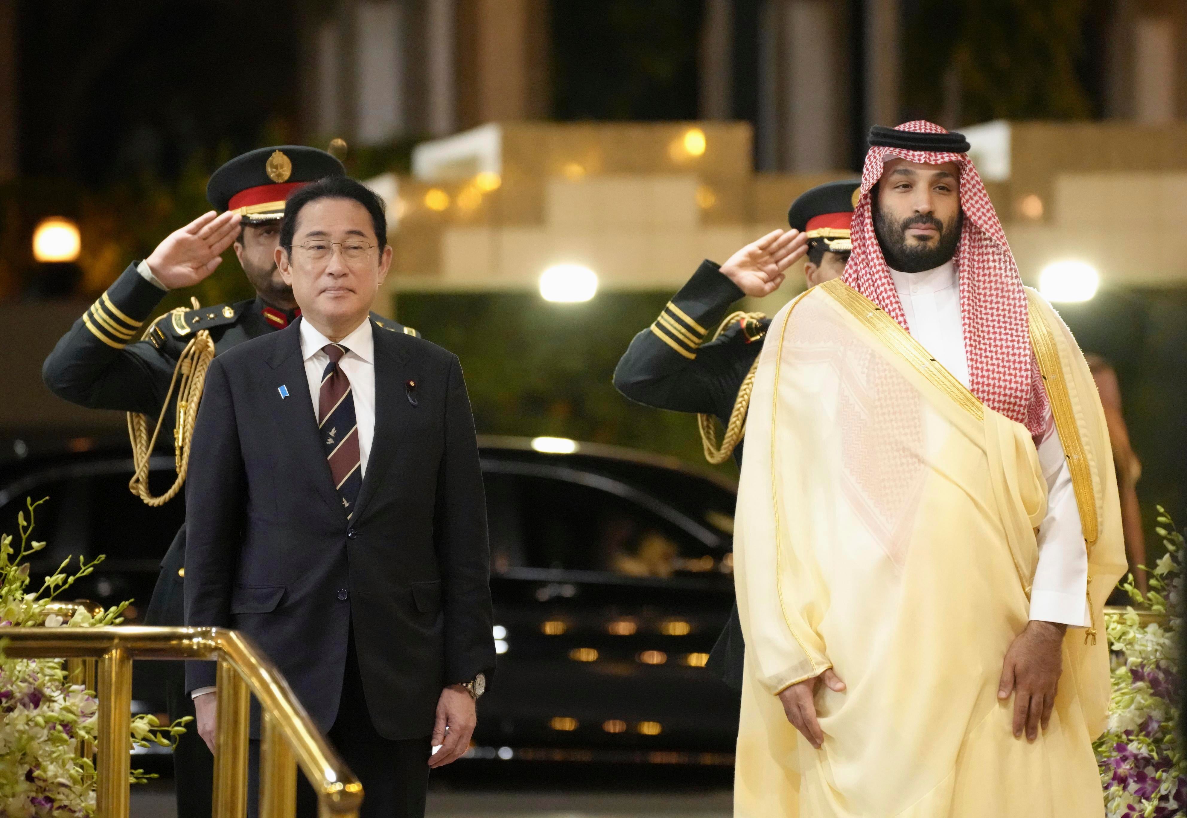 Japanese Prime Minister Fumio Kishida and Saudi Arabian Crown Prince Mohammed bin Salman attend Kishida's welcome ceremony in Jeddah, Saudi Arabia, July 16, 2023.