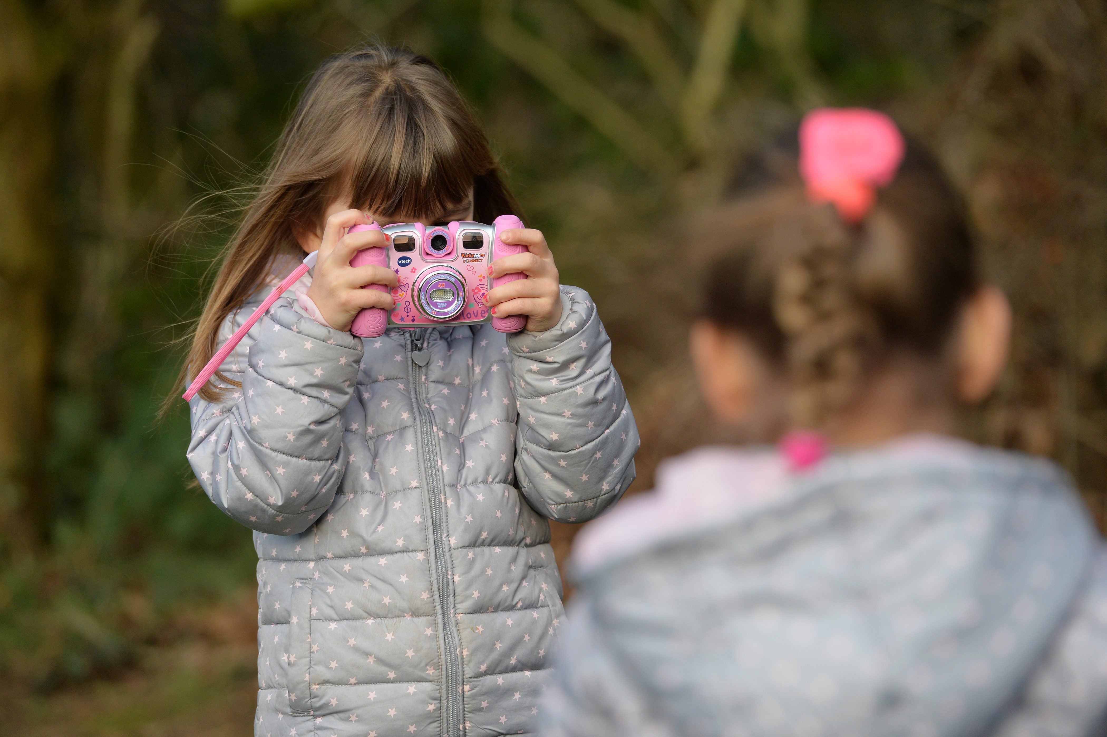 Photo de deux fillettes (visages non visibles) prise à Osterode, en Allemagne, le 8 janvier 2016. 