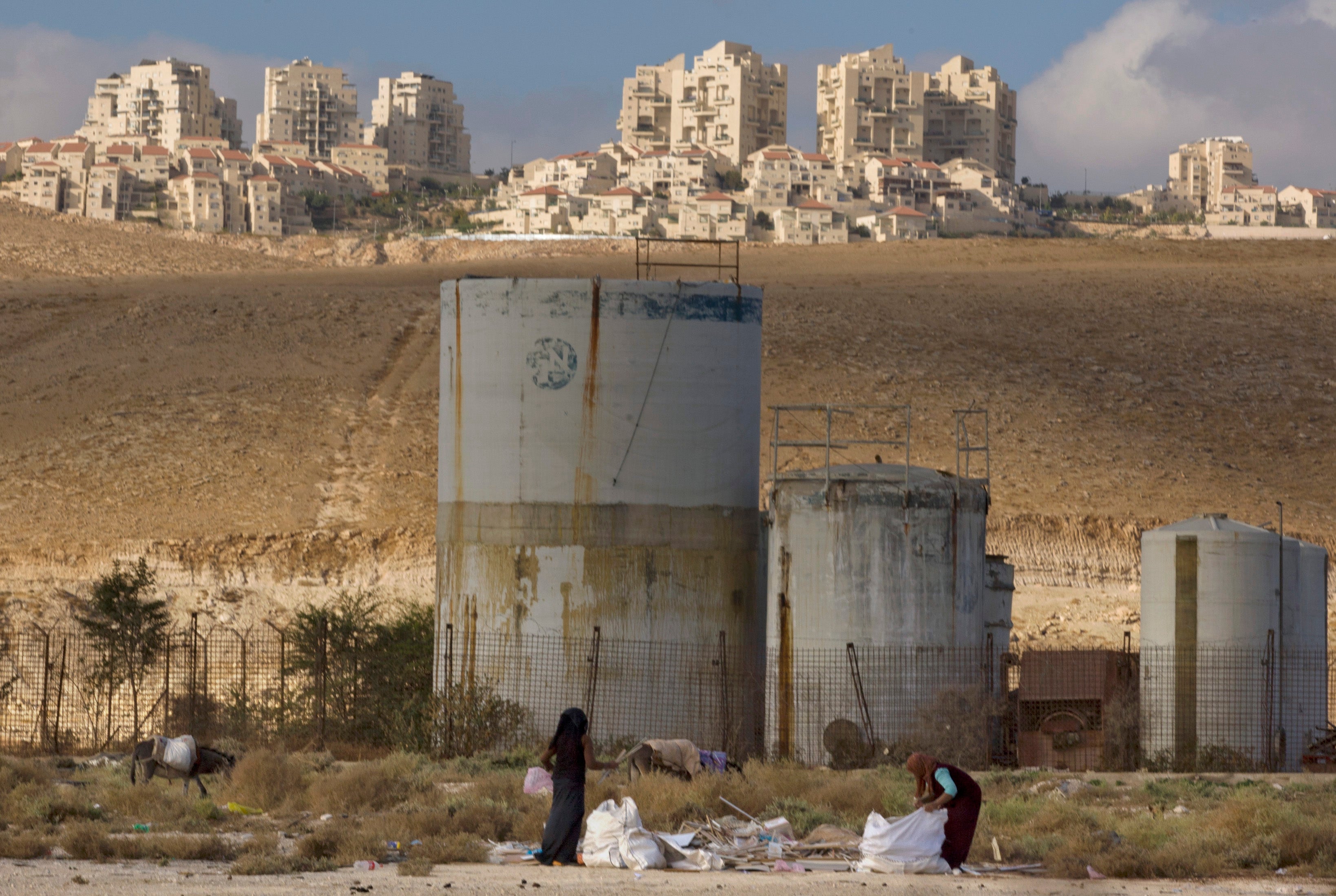 Deux personnes ramassaient du bois dans la zone industrielle de Mishor Adumim qui jouxte la colonie israélienne de Maaleh Adumim, située en Cisjordanie à quelques kilomètres de Jérusalem-Est, le 22 novembre 2010.