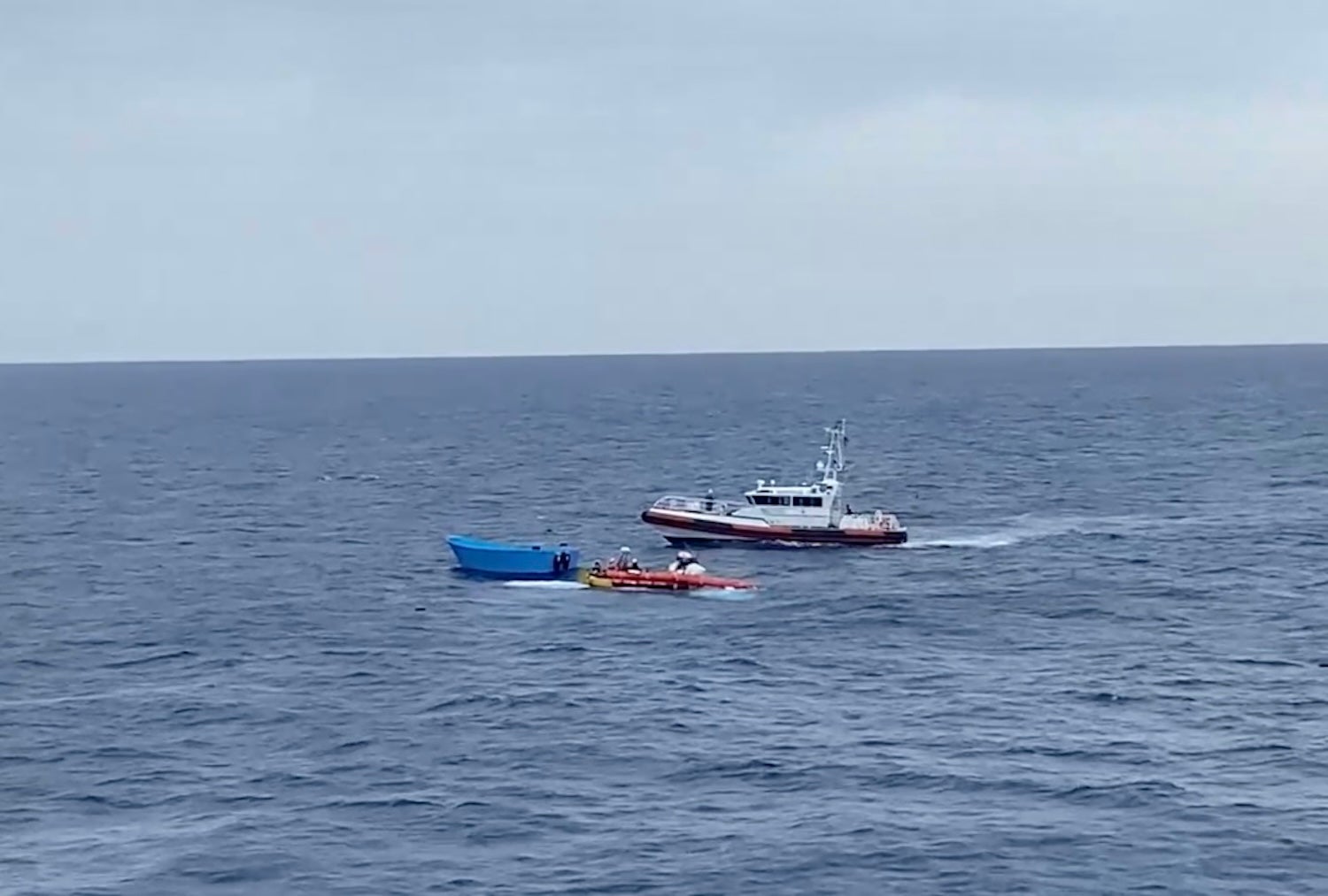Un bateau de patrouille des garde-côtes libyens (à droite) se dirigeait vers un bateau pneumatique de Médecins Sans Frontières (au centre), dont l’équipe venait de secourir des personnes qui se trouvaient sur l’embarcation bleue (à gauche) en mer Méditerranée centrale, le 19 septembre 2024.