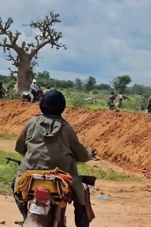 Capture d'écran d'une vidéo apparemment filmée par le GSIM montrant des combattants le long de la tranchée lors de l'attaque de Barsalogho, province du Sanmatenga, Burkina Faso, le 24 août 2024. 