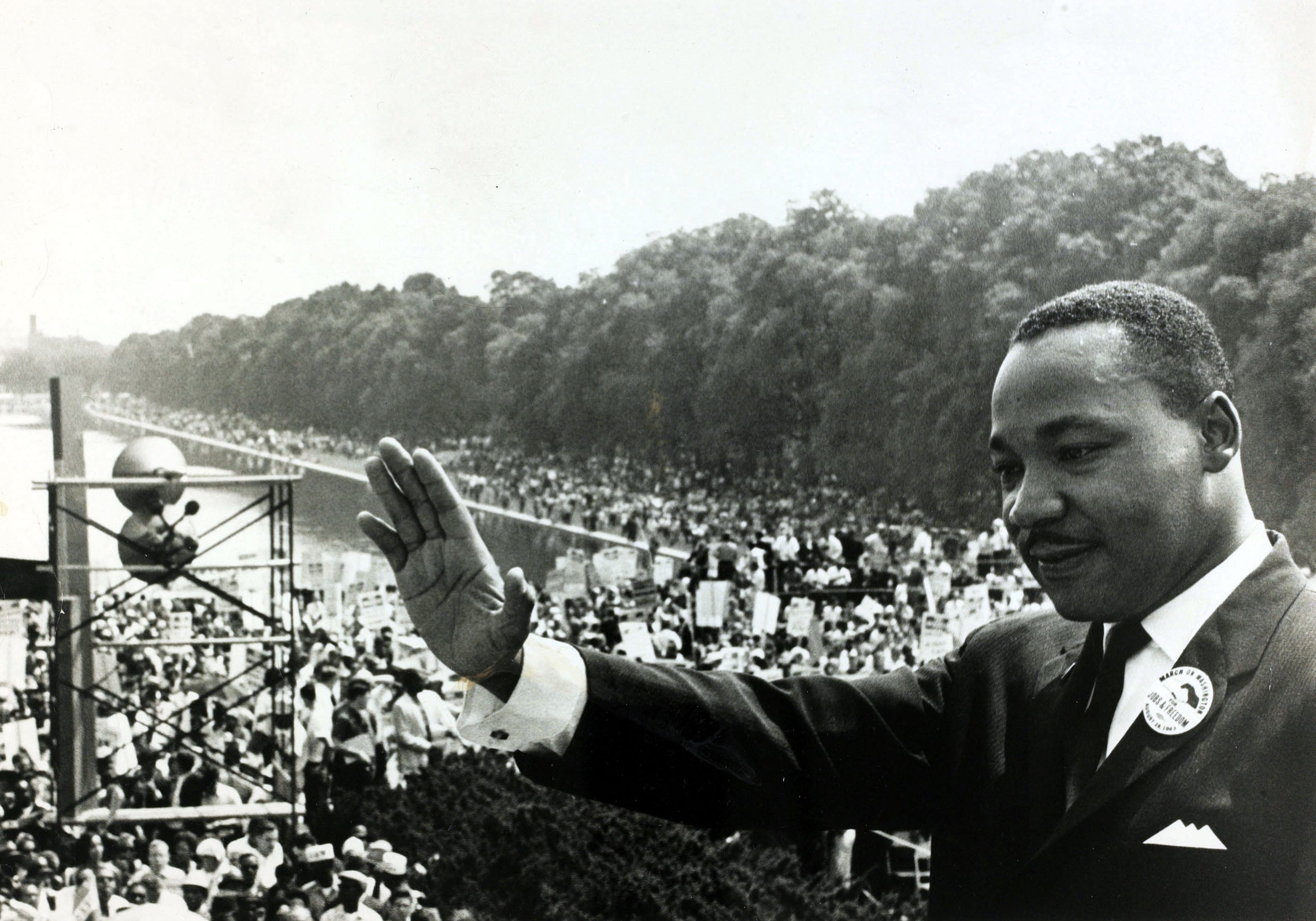 Le pasteur Martin Luther King Jr., debout sur les marches du Lincoln Memorial à Washington, saluait la foule rassemblée à l’occasion de la Marche sur Washington pour l'emploi et la liberté, le 28 août 1963.