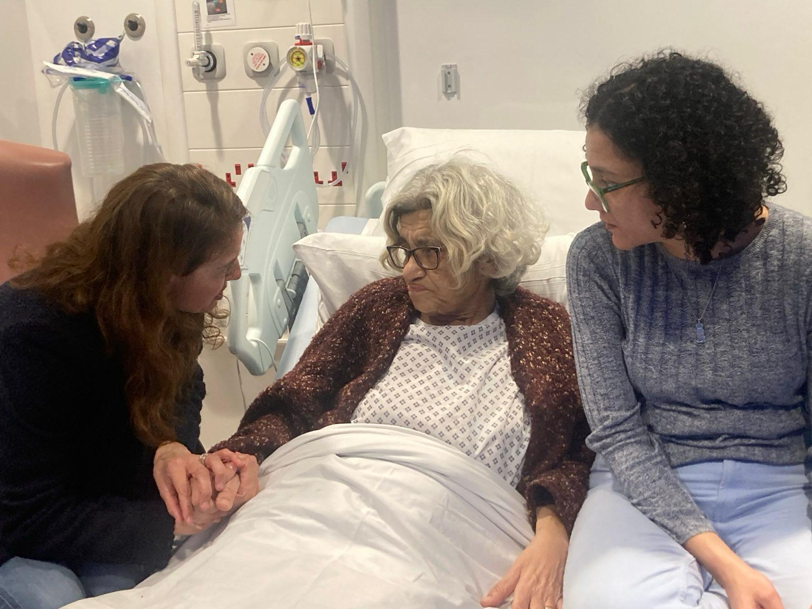 ياسمين أحمد (يسار) مع ليلي سويف وابنتها سناء سيف يمين.