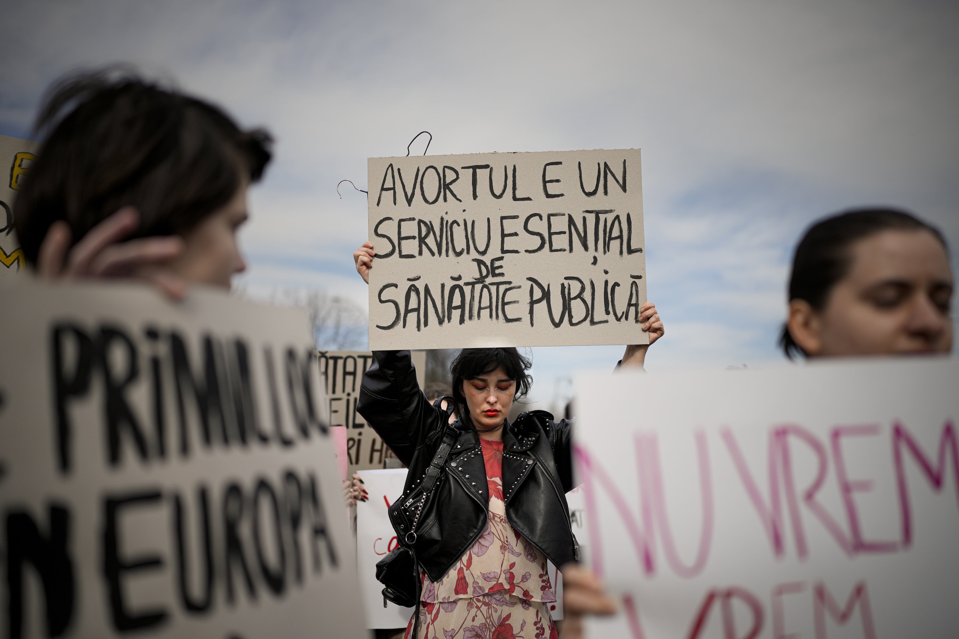Eine Frau hält bei einer Kundgebung zum Internationalen Frauentag am 8. März 2023 in Bukarest, Rumänien, ein Banner mit der Aufschrift „Abtreibung ist eine essenzielle öffentliche Gesundheitsleistung“.