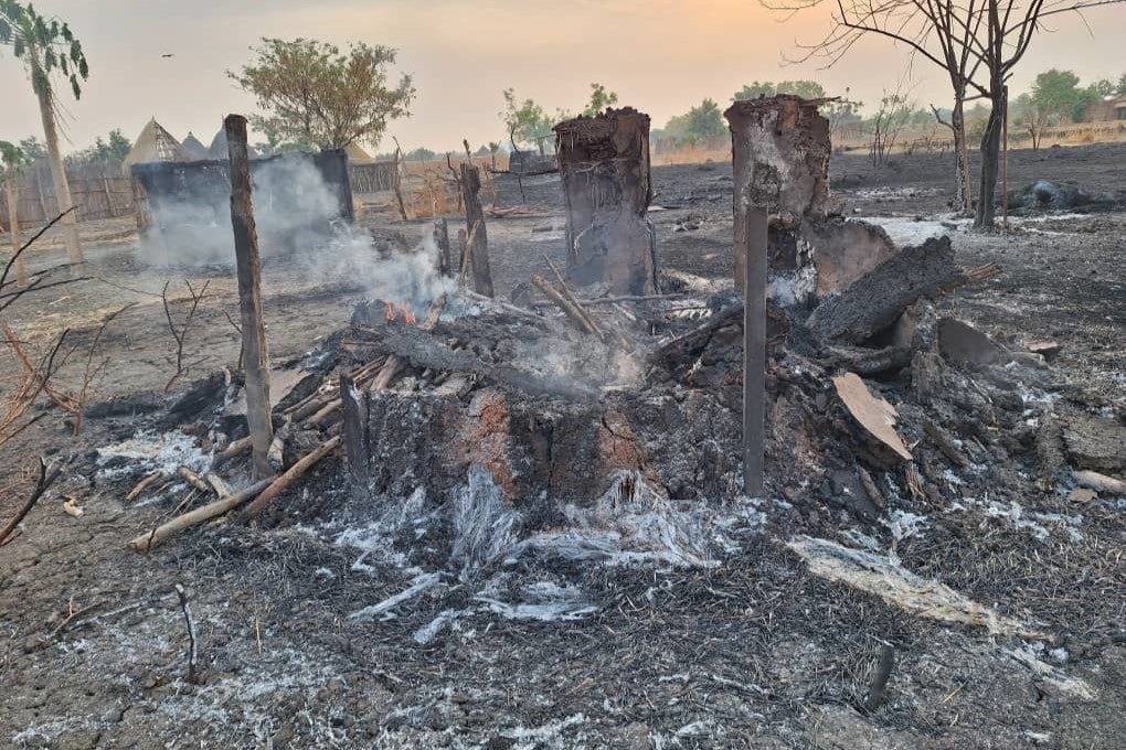 Décombres d'un « tukul » (hutte avec un toit de chaume) dans le village de Mathiang, au Soudan du Sud, suite à une attaque menée par l’armée avec des munitions incendiaires, le 16 mars 2025.