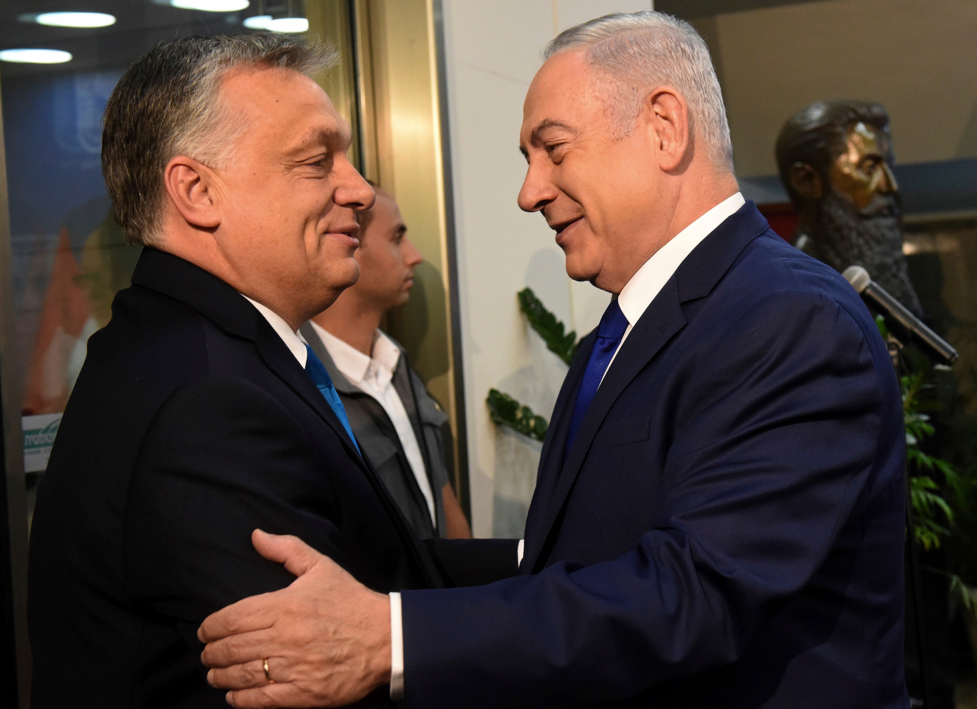 Le Premier ministre hongrois Viktor Orban, à gauche, était accueilli par le Premier ministre israélien Benjamin Netanyahu à Jérusalem, le 19 juillet 2018. 