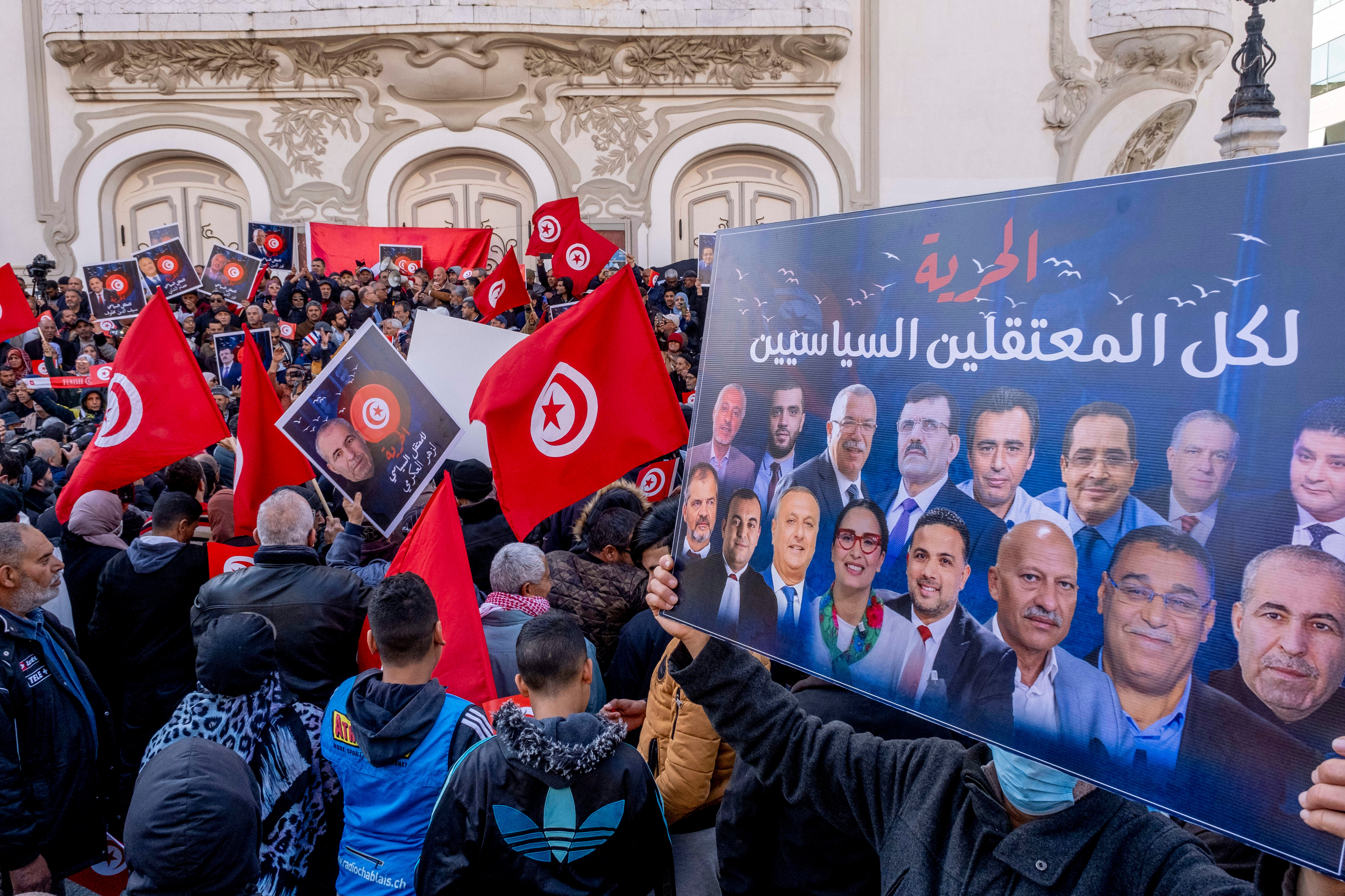 Protest der Oppositionskoalition »Nationale Rettungsfront« in der Innenstadt von Tunis, Tunesien, am 5. März 2023 gegen die Verhaftung mehrerer Persönlichkeiten des öffentlichen Lebens, darunter der Parteiführung.