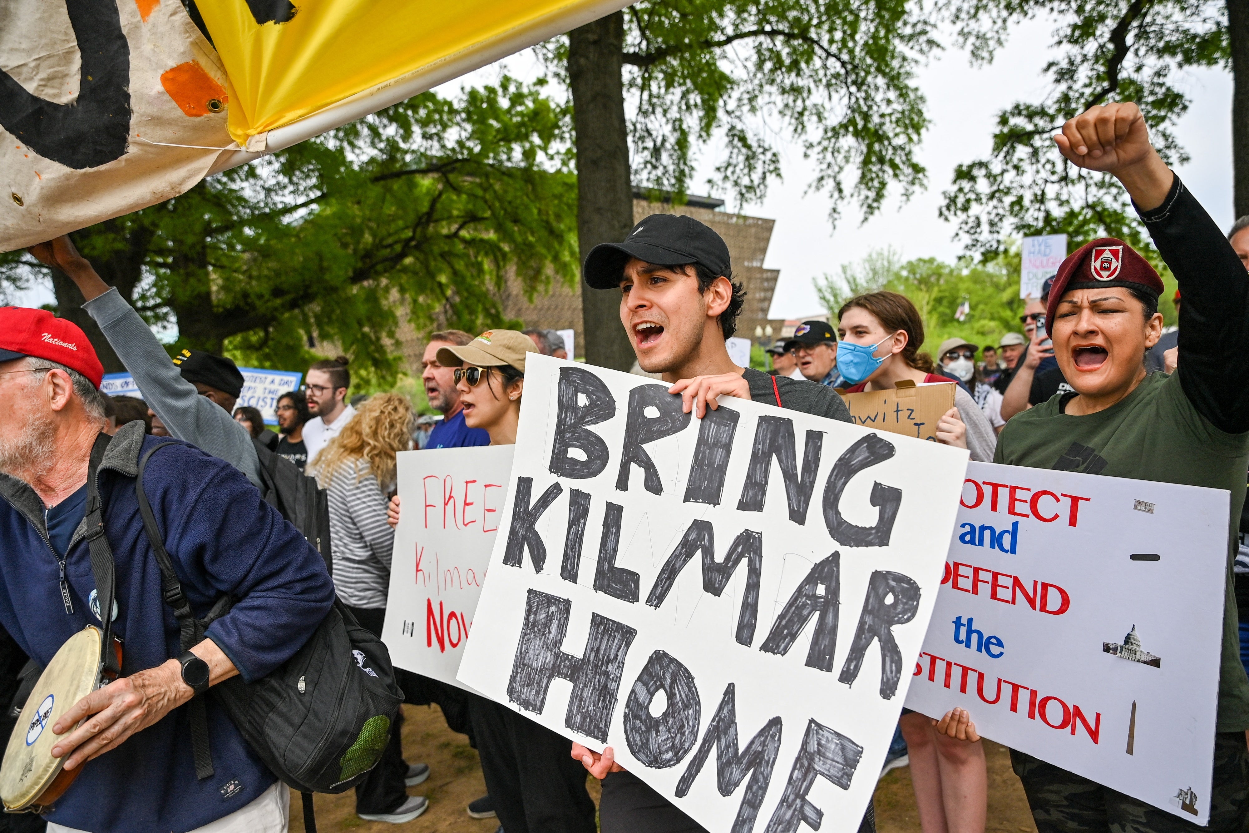 Un manifestant tenait une pancarte avec le message « Bring Kilmar Home » («  Ramenez Kilmar chez lui ») lors d’un rassemblement près de la Maison-Blanche à Washington, le 19 avril 2025.