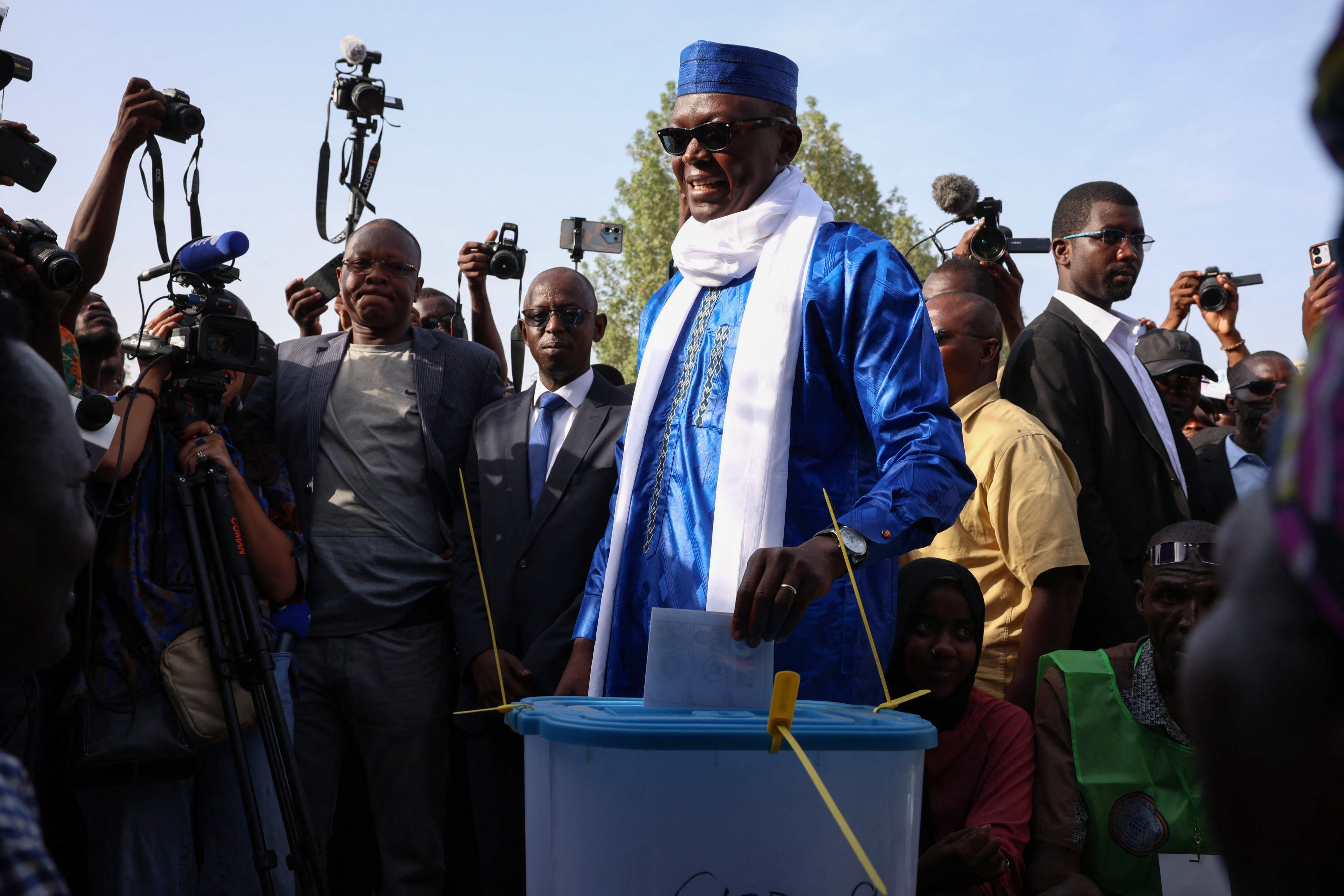 Le premier ministre de l'époque Succès Masra, chef du principal parti d'opposition au Tchad, Les Transformateurs, vote à N'Djamena, au Tchad, le 6 mai 2024.