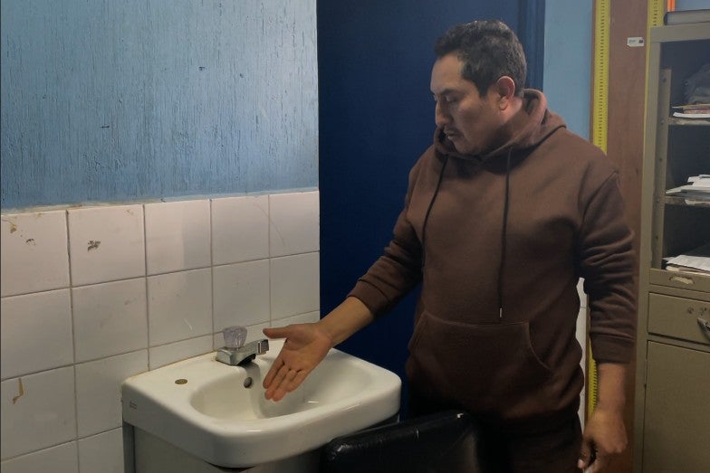 A nurse shows Human Rights Watch researchers that the sink at a health post in Buena Vista, Jalapa, does not provide any water. 