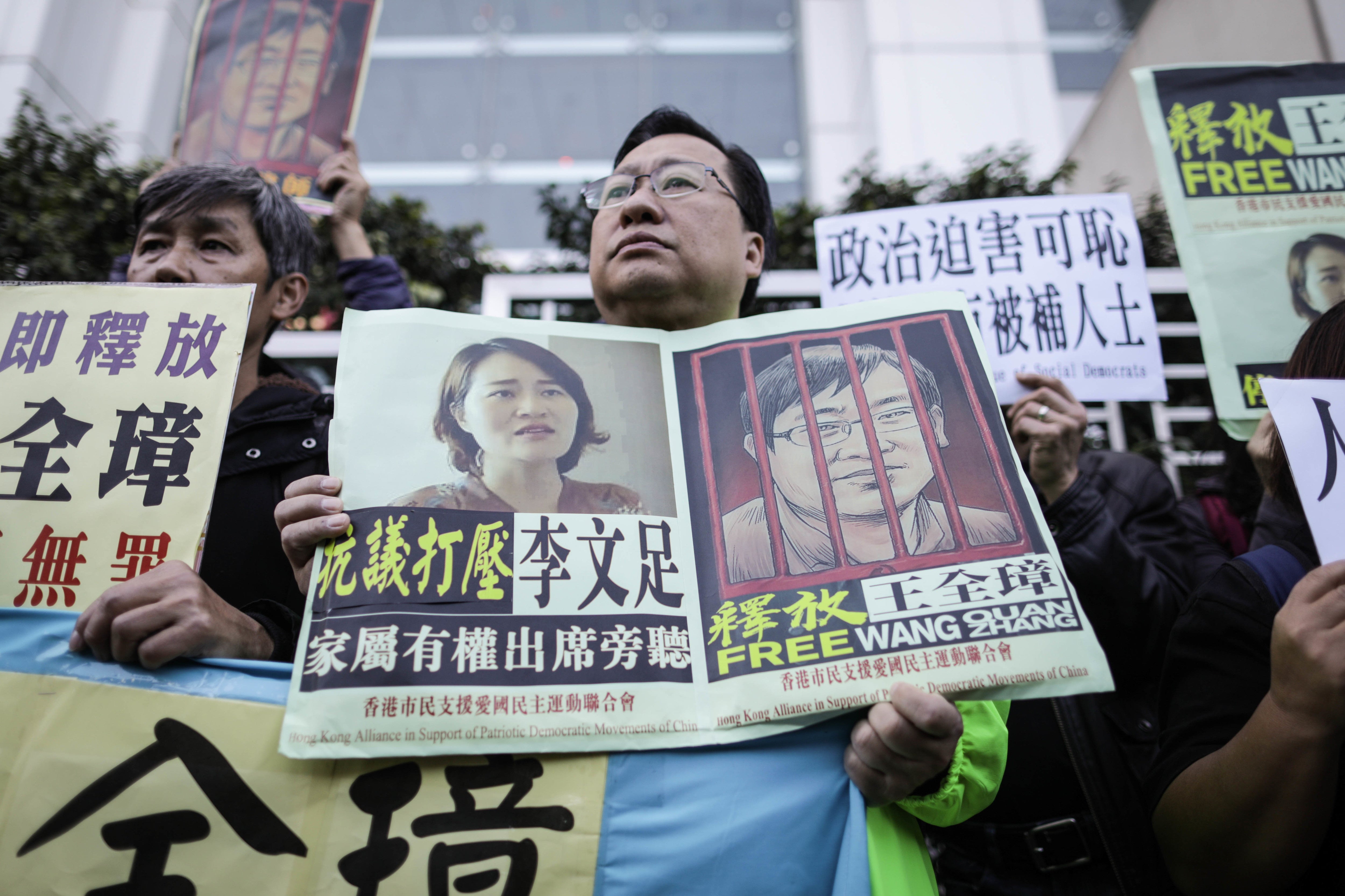 Des manifestants tenaient des pancartes appelant à la libération d’avocats chinois emprisonnés, dont Wang Quanzhang, lors d’un rassemblement devant le Bureau de liaison du gouvernement chinois à Hong Kong, le 26 décembre 2018. 