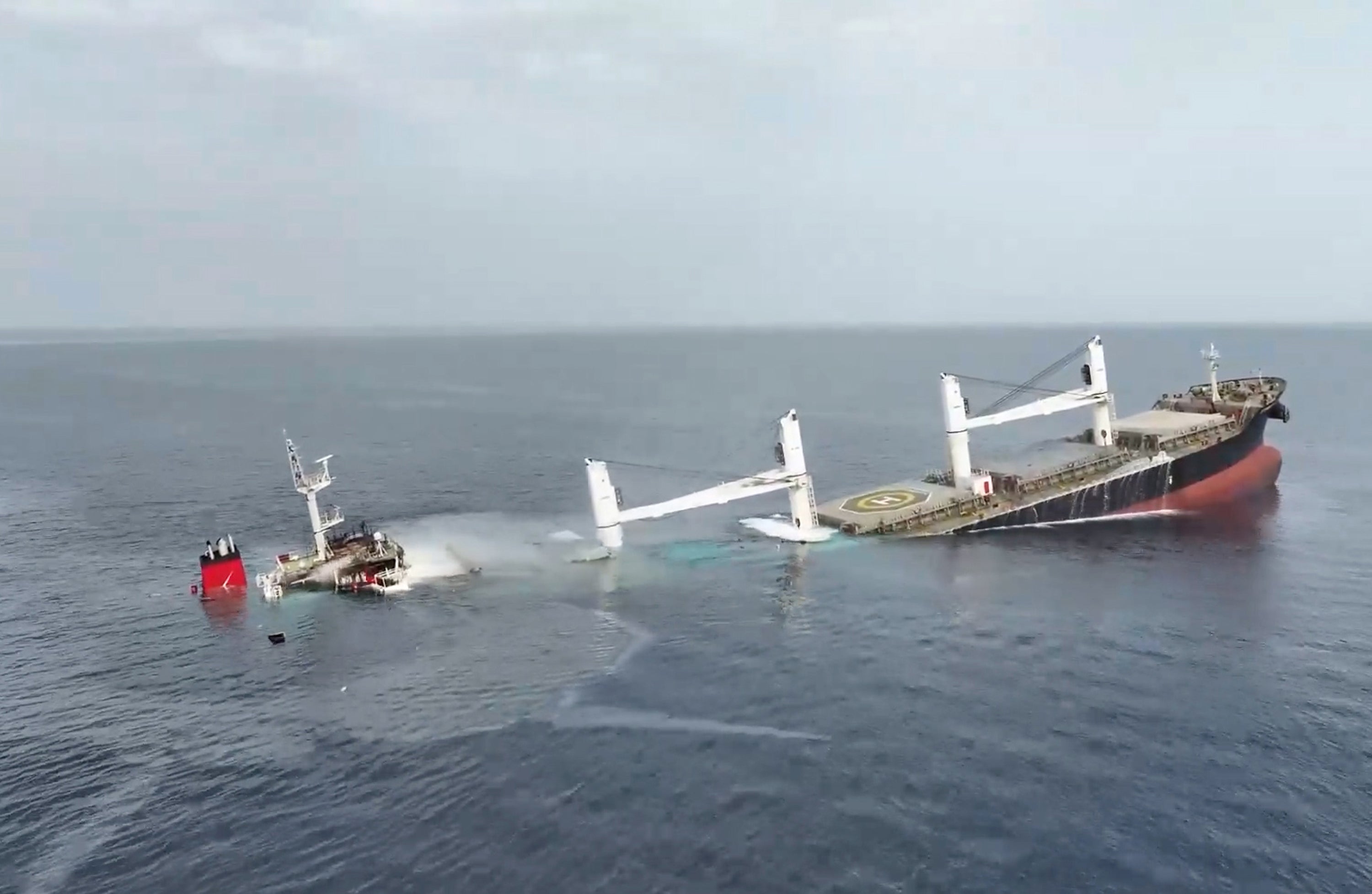 Le navire commercial Eternity C coulait en mer Rouge après avoir été touché par un missile houthi, le 8 juillet 2025. 