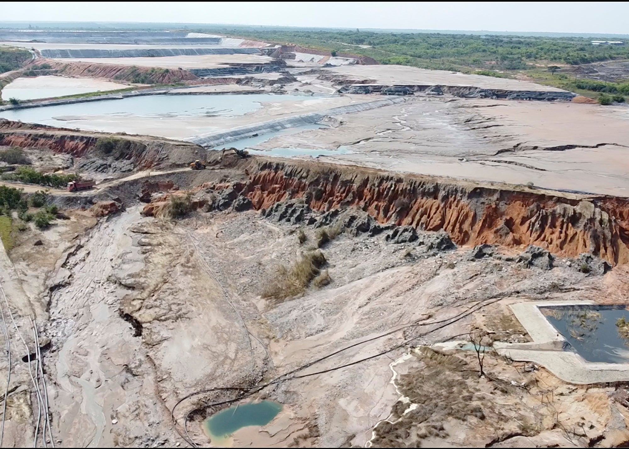 Une section d’un barrage géré par la société minière chinoise Sino-Metals Leach Zambia près de Kitwe, en Zambie, dont la rupture partielle 18 février 2025 a causé le déversement de dangereux déchets toxiques acides dans la rivière Kafue. Image extraite d’une vidéo filmée le lendemain, le 19 février 2025. 