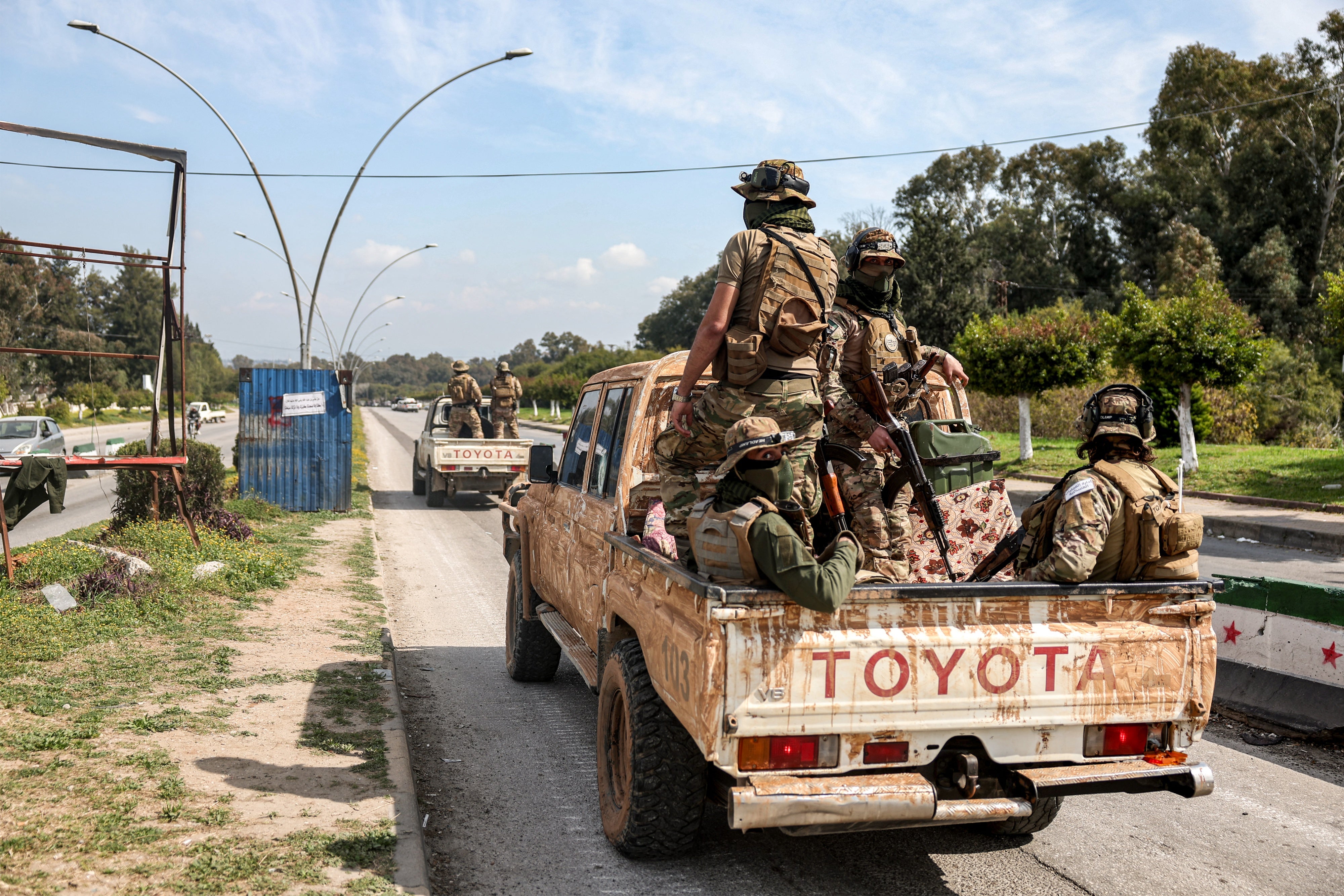 Des forces du gouvernement de transition syrien circulaient sur une route de la ville de Lattaquié, dans l’ouest de la Syrie, le 9 mars 2025.