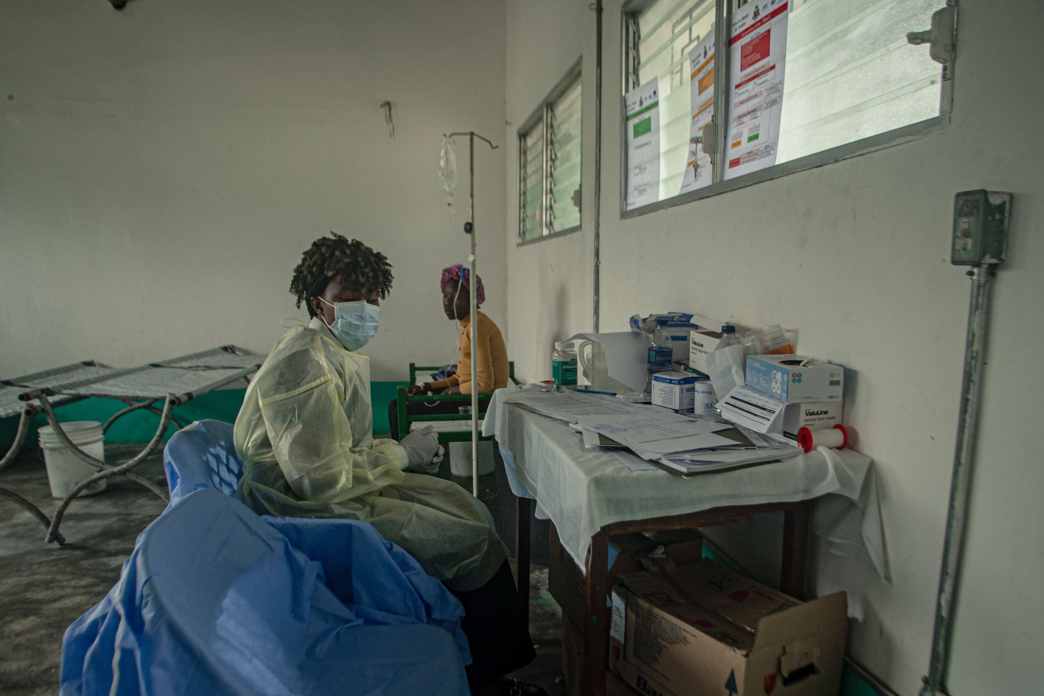 Des patientes atteintes du choléra reçoivent des soins dans un centre médical à Port-au-Prince, en Haïti, le 16 octobre 2025.