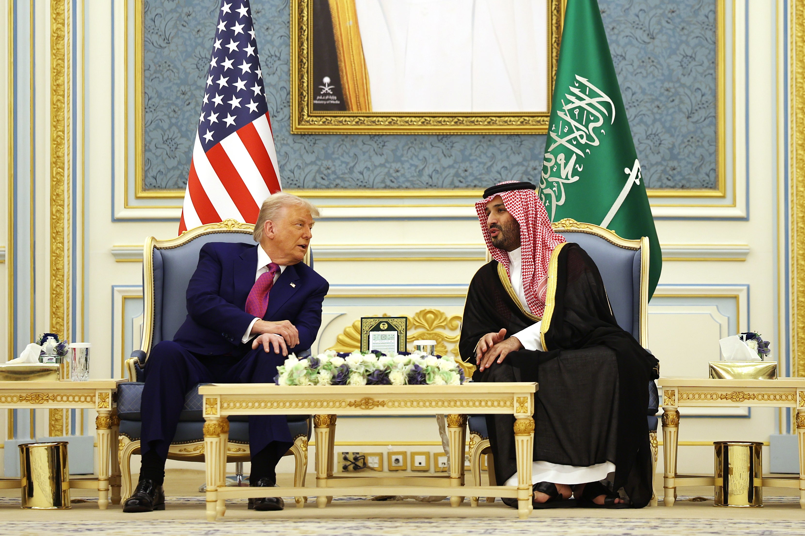 Le président américain Donald Trump discutait avec le prince héritier saoudien Mohammed ben Salmane au Palais royal à Riyad, le 13 mai 2025. 