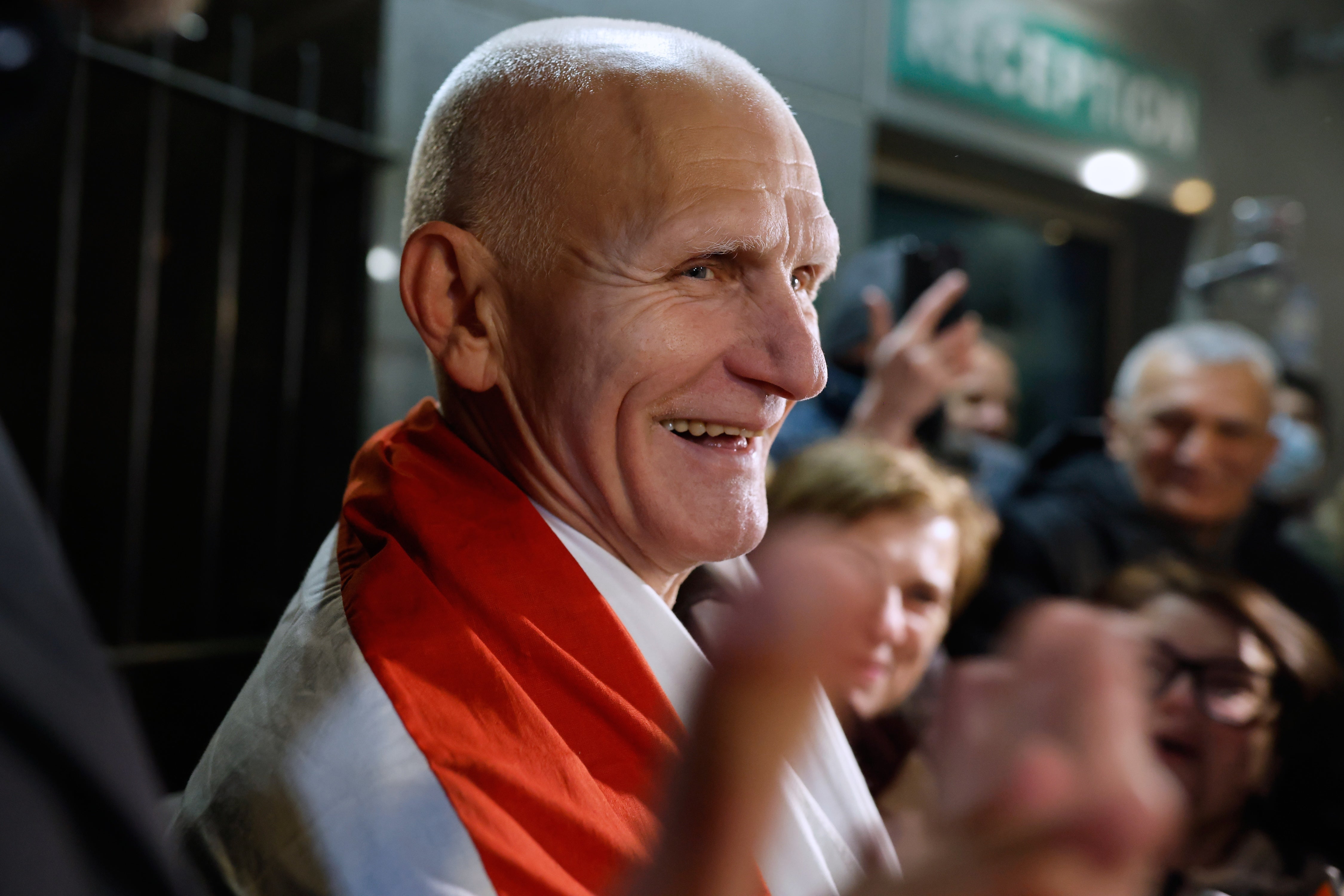 Der Friedensnobelpreisträger Ales Bialiatski, einer der freigelassenen belarussischen Gefangenen, lächelt, als er am 13. Dezember 2025 in der US-Botschaft in Vilnius, Litauen, eintrifft.