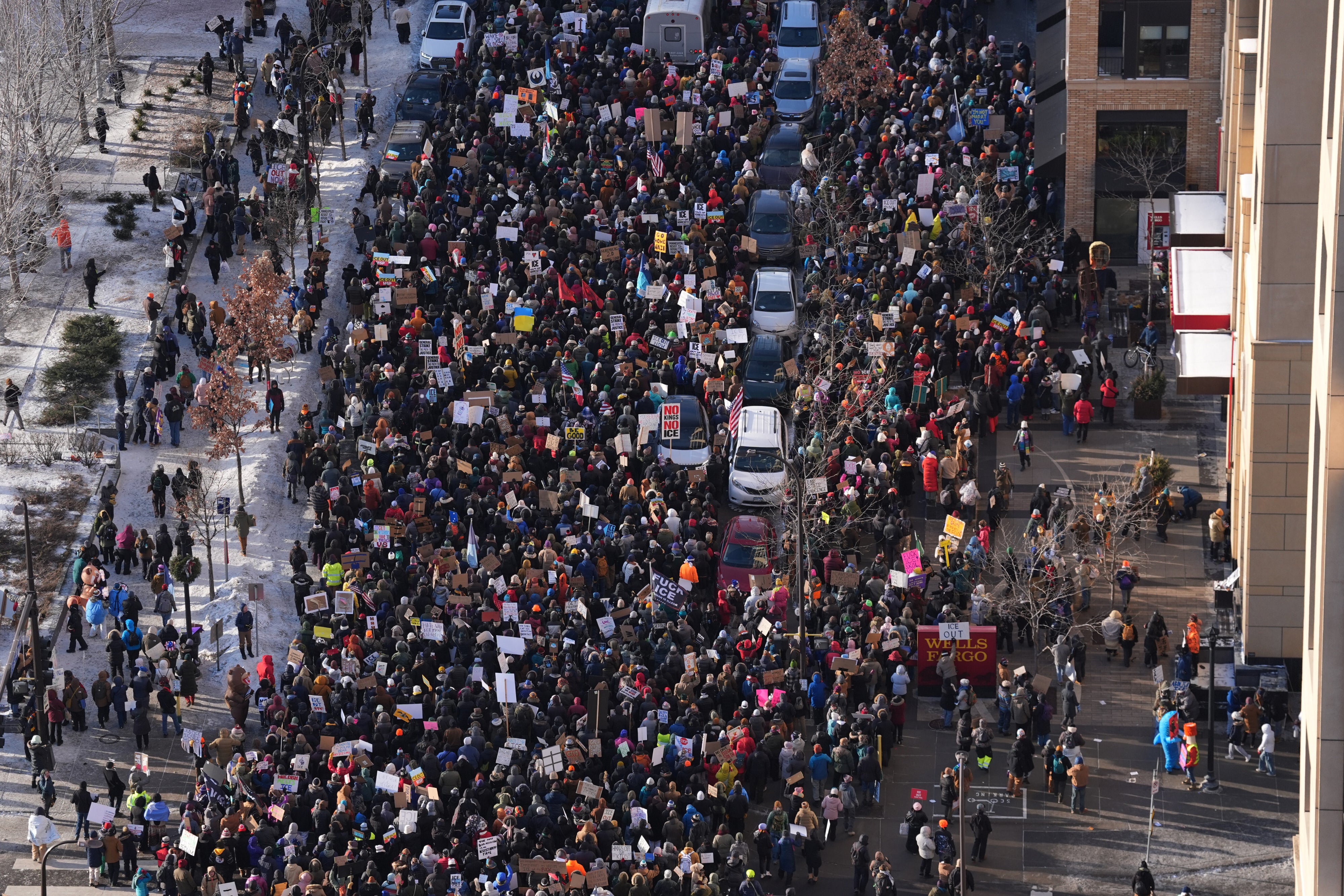 Manifestation massive contre les opérations de l’agence chargée de l’application des lois sur l'immigration et des douanes aux États-Unis (Immigration and Customs Enforcement, ICE) à Minneapolis, dans l’État de Minnesota, le 25 janvier 2026.
