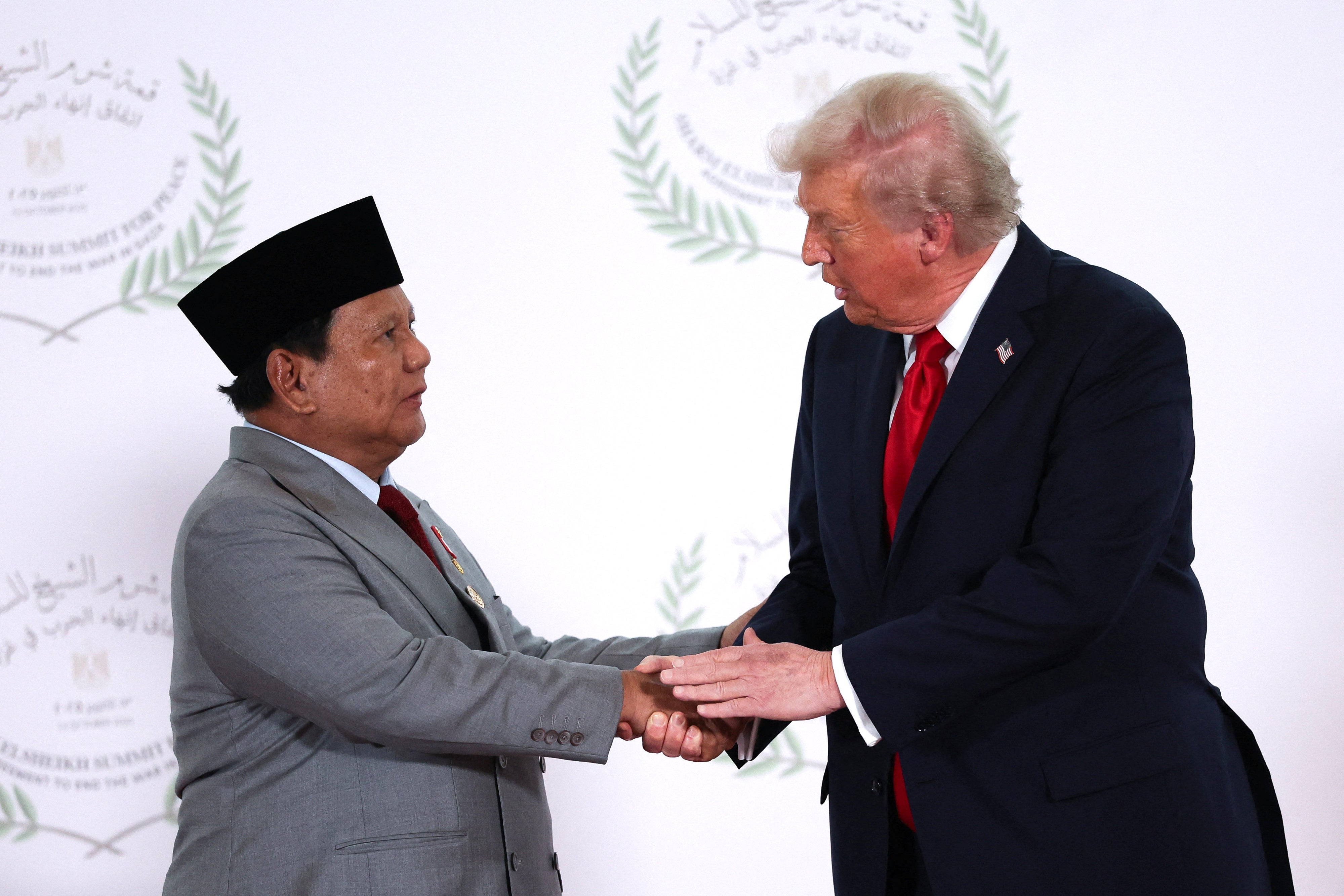 Presiden Indonesia Prabowo Subianto (kiri) dan Presiden Amerika Serikat Donald Trump di Sharm El-Sheikh, Mesir, 13 Oktober 2025. 