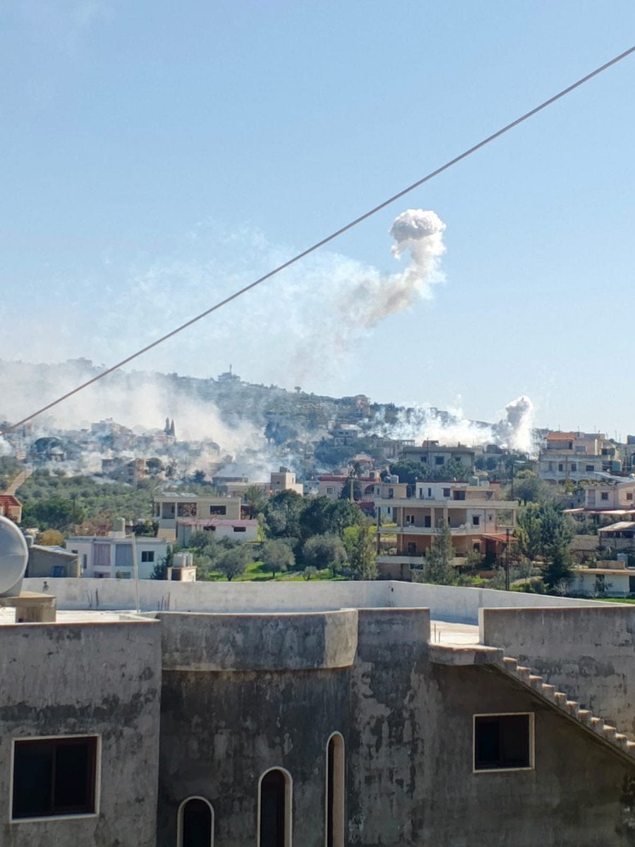 Des nuages de fumée blanche indiquant la présence de phosphore blanc, dispersé lors de l’explosion d’au moins deux obus d'artillerie israéliens, s’élevaient au-dessus d'un quartier résidentiel de la ville de Yohmor, dans le sud du Liban, le 3 mars 2026.
