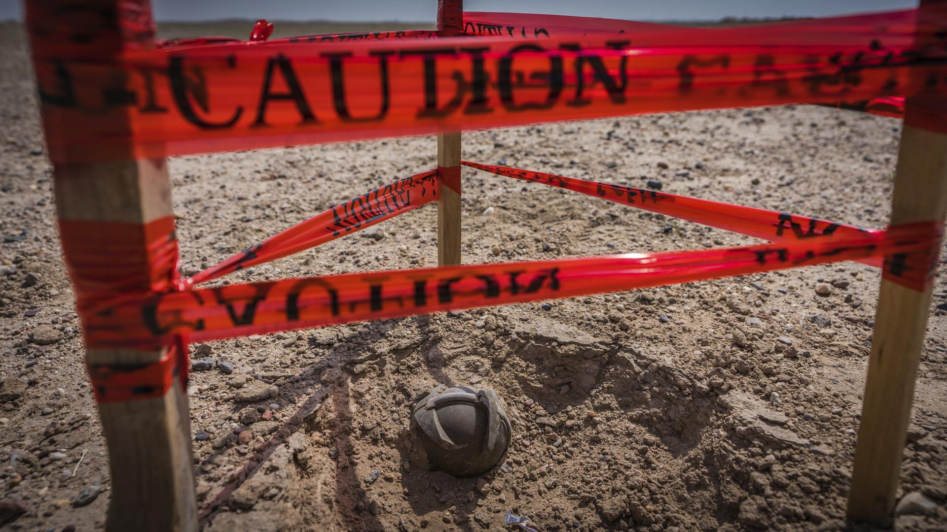 Una submunición BLU-61 marcada para ser destruida en la gobernación de Basora en Irak, en marzo de 2018. 