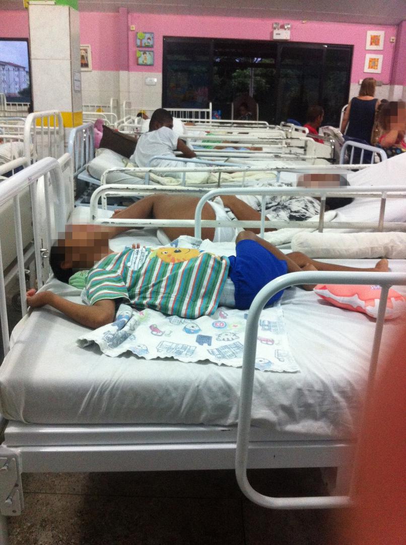An overcrowded room with 40 children with disabilities in an institution in Bahia. Many institution managers reported that they had insufficient staff to care for the large number of residents. 