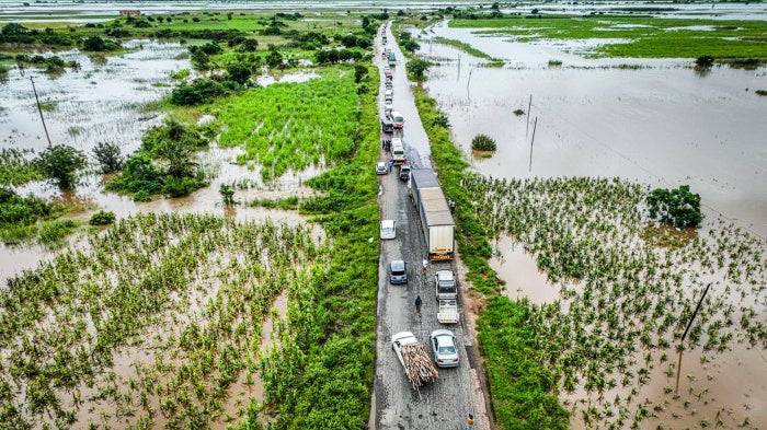 Vehicles lined up along the flood-damaged road that connects Maputo province to the rest of the country, Mozambique, January 17, 2026. 