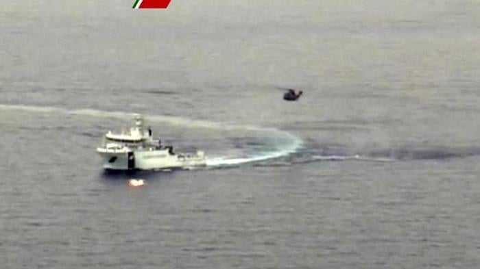 ​2015年4月19日，意大利海岸警卫队船只和直升机在地中海搜救一艘倾覆的移民船只。