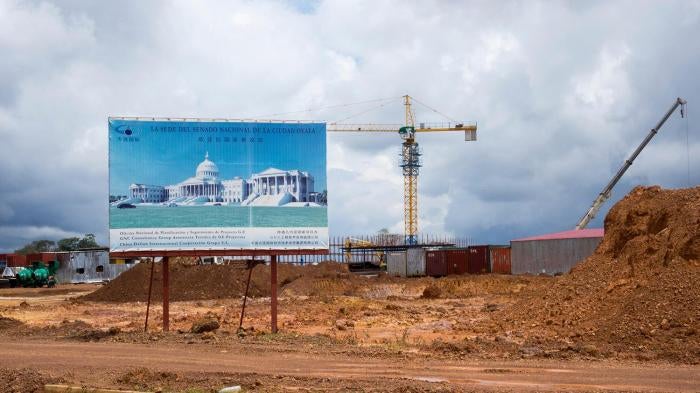 Tras haber gastado millones de dólares en edificios gubernamentales en Malabo, la capital, Guinea Ecuatorial ahora está invirtiendo miles de millones de dólares en la construcción de una nueva capital administrativa, Oyala.