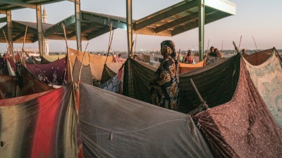 Une femme soudanaise déplacée par des combats dans la région de Sannar, au sud de Khartoum, se trouvait dans une ancienne gare routière transformée en camp d’accueil pour des milliers de personnes déplacées à Gedaref, dans le sud-est du Soudan, en juillet 2024.