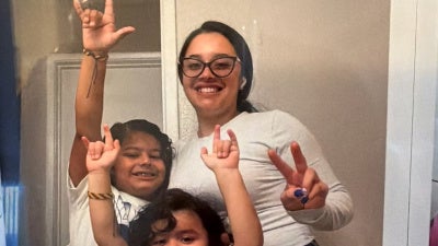 Lesly Rodríguez Gutiérrez (R) y sus dos hijos, de cinco y seis años, fueron detenidos por ICE en San Francisco, California, Estados Unidos, el 3 de marzo de 2026.