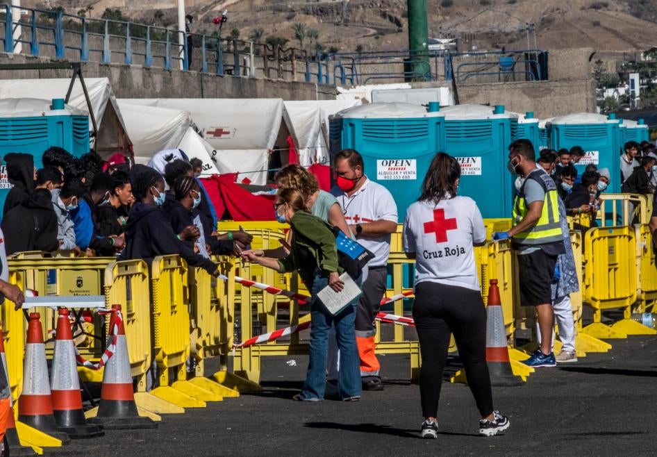 Human Rights Watch-Mitarbeiter sprechen mit Frauen, die im Arguineguín-Pier festgehalten werden. 7. November 2020.