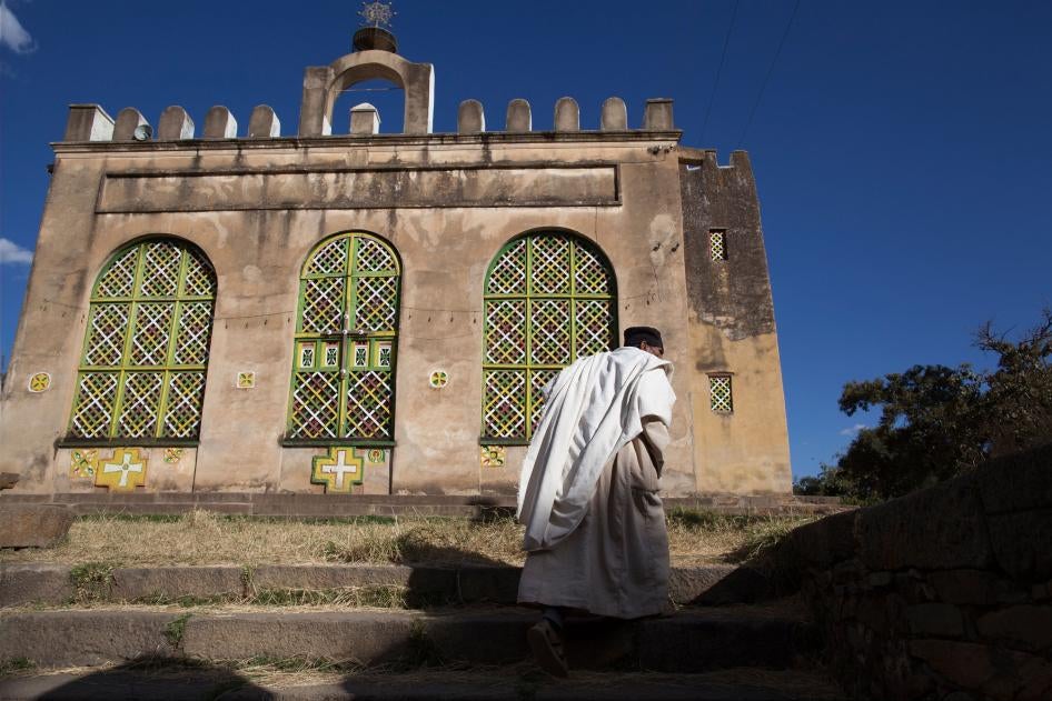 Un prêtre gravissait les marches de l'église Maryam Seyon (Sainte-Marie de Sion), lieu de culte des chrétiens orthodoxes d’Ethiopie à Axoum, dans la région du Tigré en Éthiopie, en janvier 2011. En novembre 2020, des violents combats ont été menés à Axoum. 