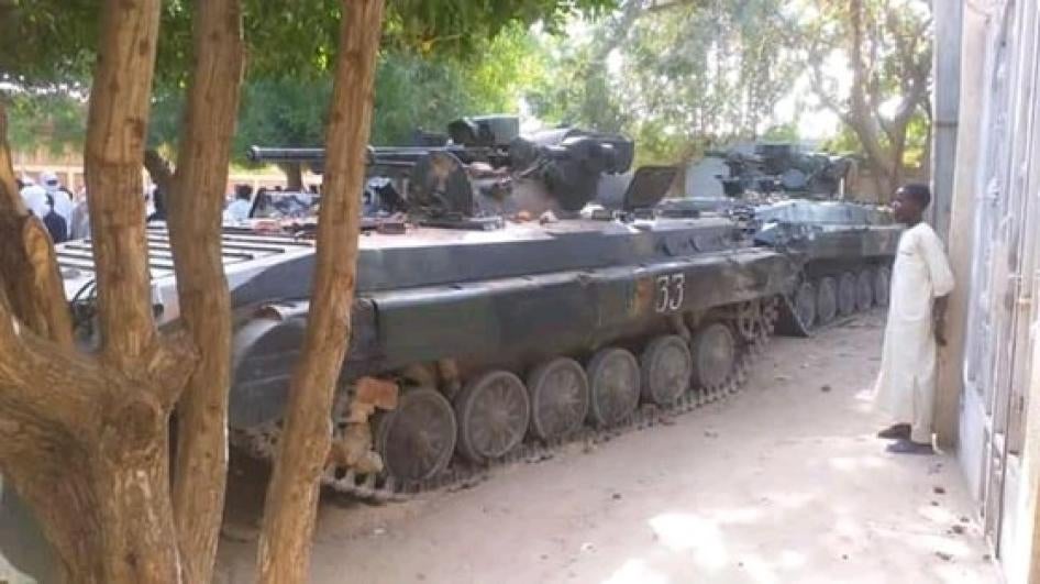 Deux véhicules militaires stationnés devant le domicile de l'opposant politique Yaya Dillo dans la capitale du Tchad, N'Djaména, le 28 février 2021, quelques heures après que les forces de sécurité ont attaqué la maison de Dillo, tuant sa mère.