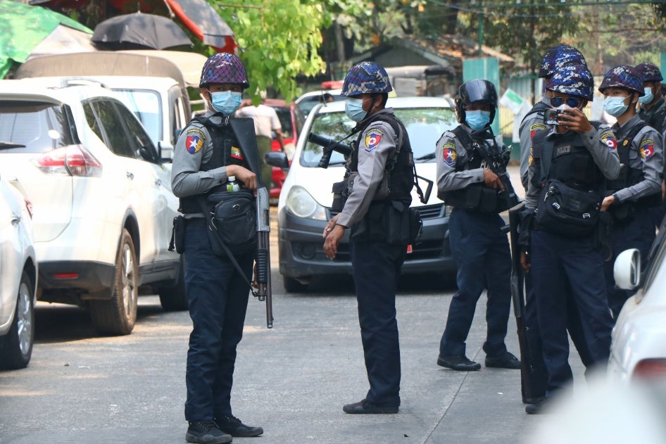 202106asia_myanmar_police_kamayut_court