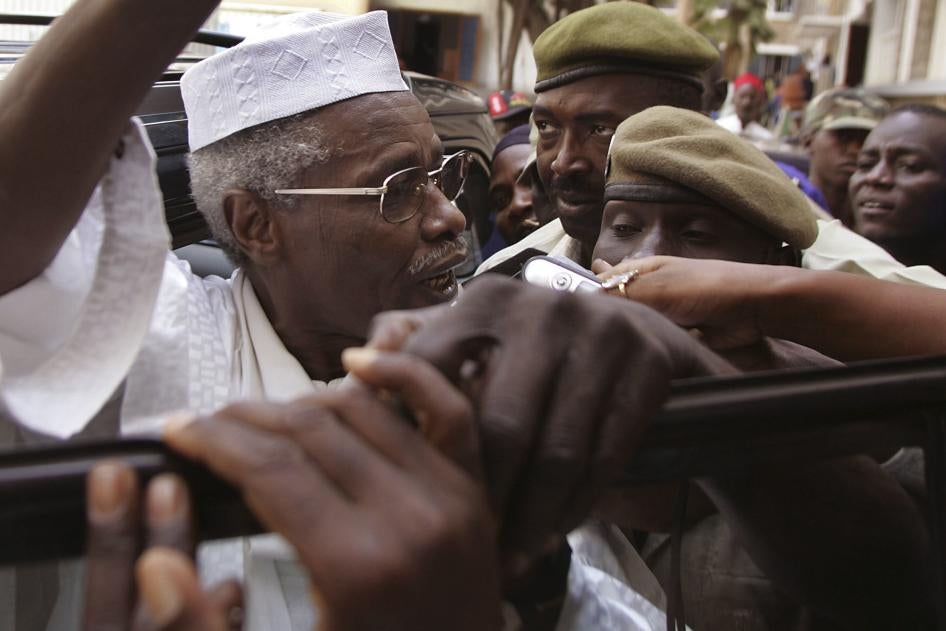 L'ancien dictateur tchadien Hissène Habré, quittant le Palais de justice à Dakar, au Sénégal, le 25 novembre 2005.