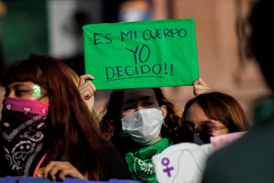 Mujer sostiene pancarta con el mensaje “Es mi cuerpo, yo decido” durante una manifestación para celebrar la decisión de la Suprema Corte mexicana que determinó la inconstitucionalidad de la penalización absoluta del aborto, en Saltillo, México, el 7 de septiembre de 2021. 