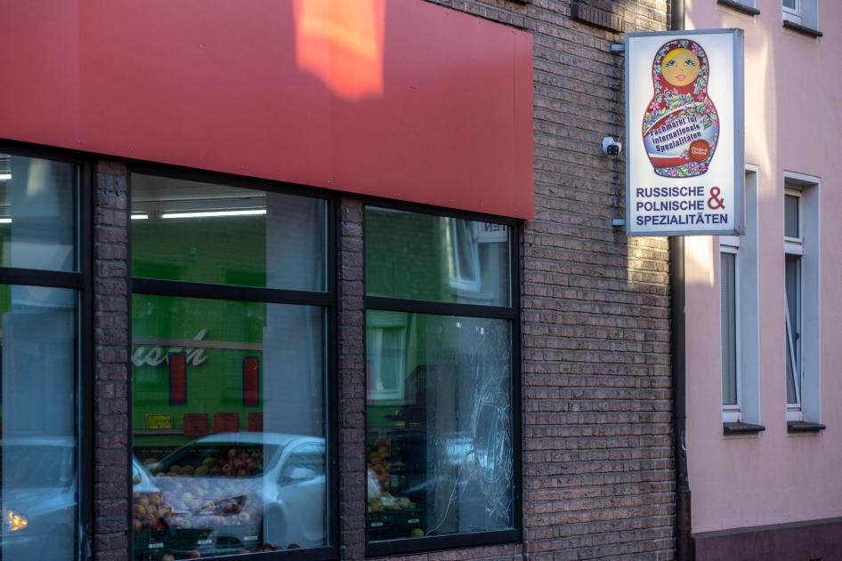 Разбитая и запачканная белой краской витрина русско-польского супермаркета в Оберхаузене, Северный Рейн – Вестфалия, 3 марта 2022 г. Полиция расследует инцидент.