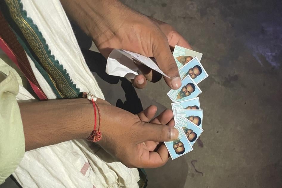 Un fils montre des photos de son père mort au Qatar