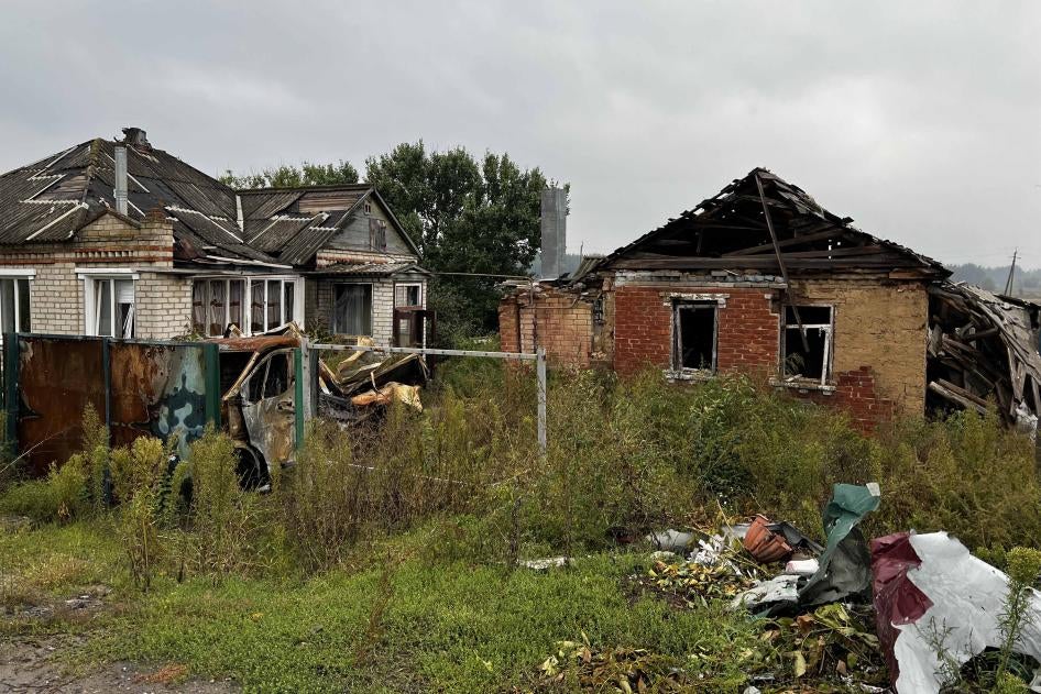 Російські війська утримували та катували чоловіків у підвалі за цими будинками, які вони займали протягом березня та квітня в селі Капитолівка Харківської області. 28 вересня 2022 року.