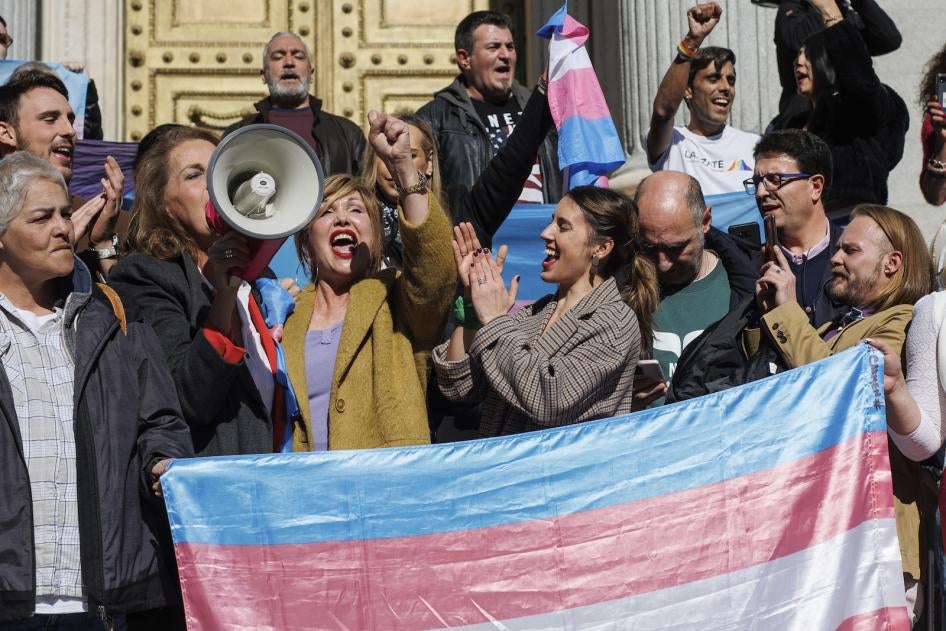 La ministra de Igualdad de España, Irene Montero, y activistas LGBTI celebran la aprobación de la “ley trans” ante el Congreso de los Diputados.